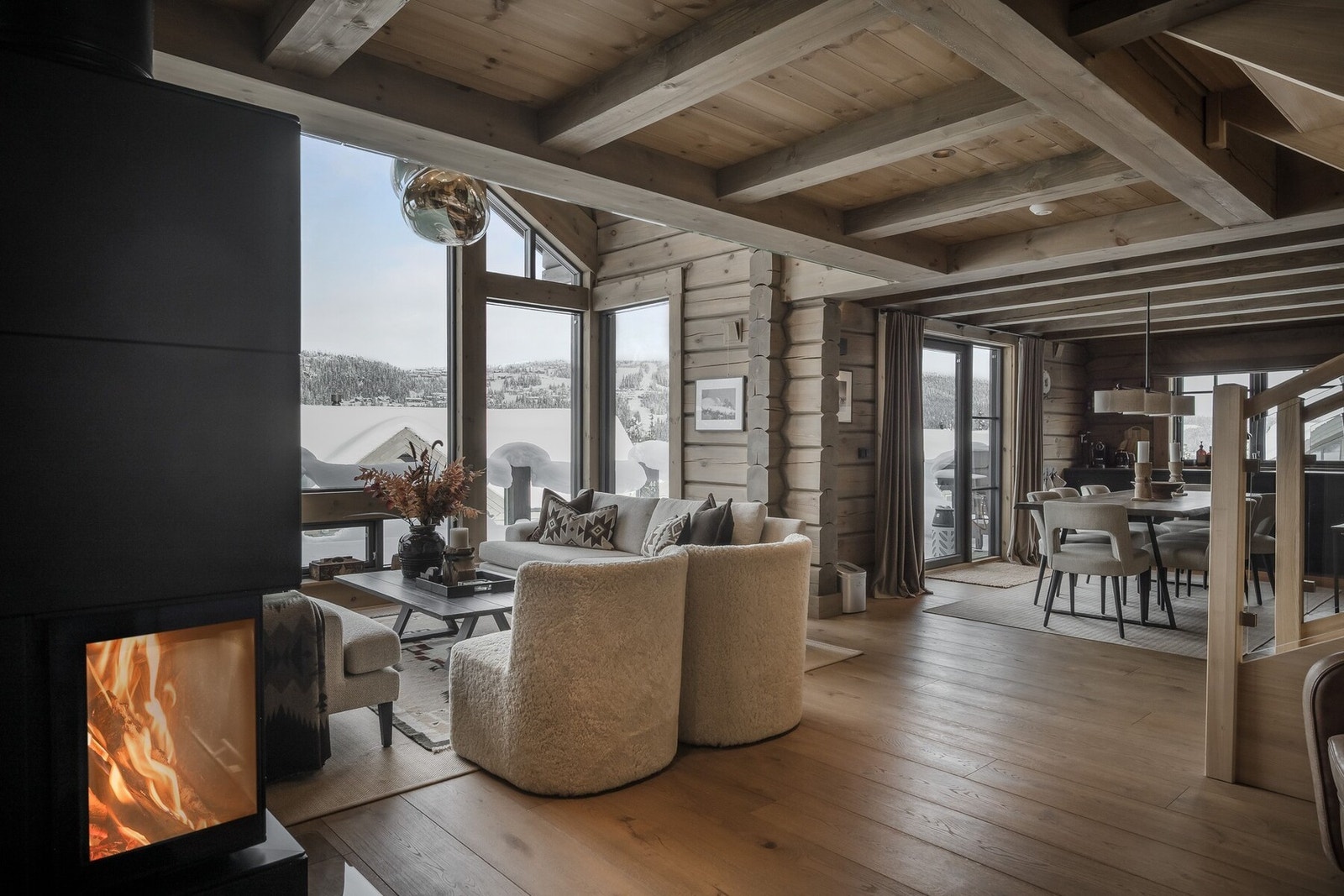 Store vindusflater gjør at stuen oppleves lys og luftig. Galleribilde