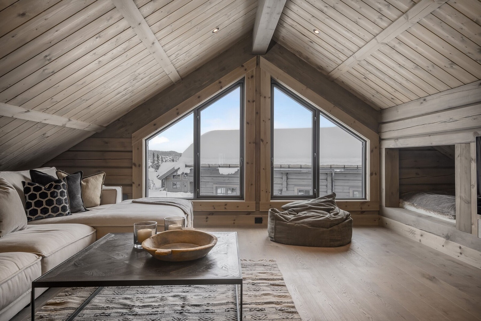 I tv-stuen er det også flotte vindusflater som slipper inn rikelig med naturlig lys. Galleribilde