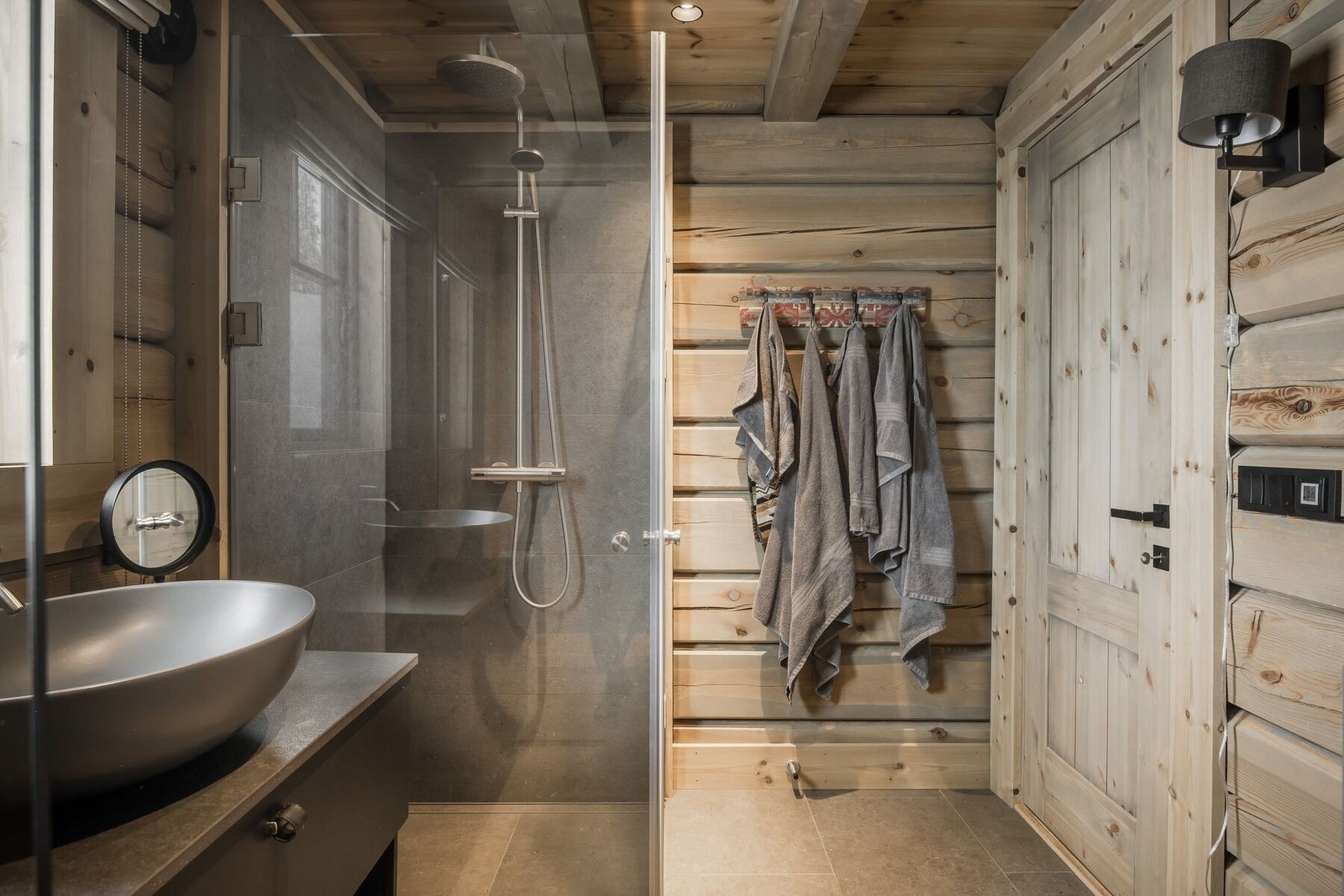 Lekkert bad med dusj og inngang til egen badstue Galleribilde