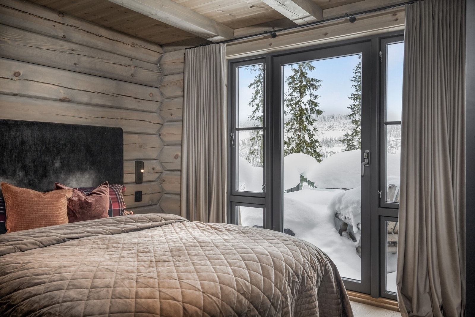 Hovedsoverommet har fin utsikt . Galleribilde