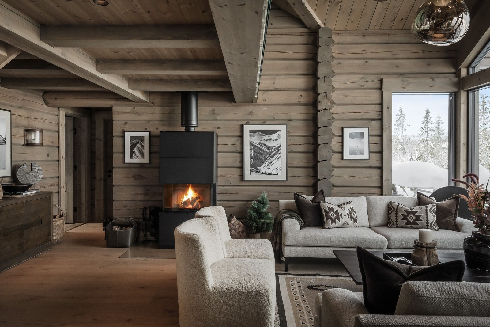 Det er plass til en stor sittegruppe i stuen. Galleribilde