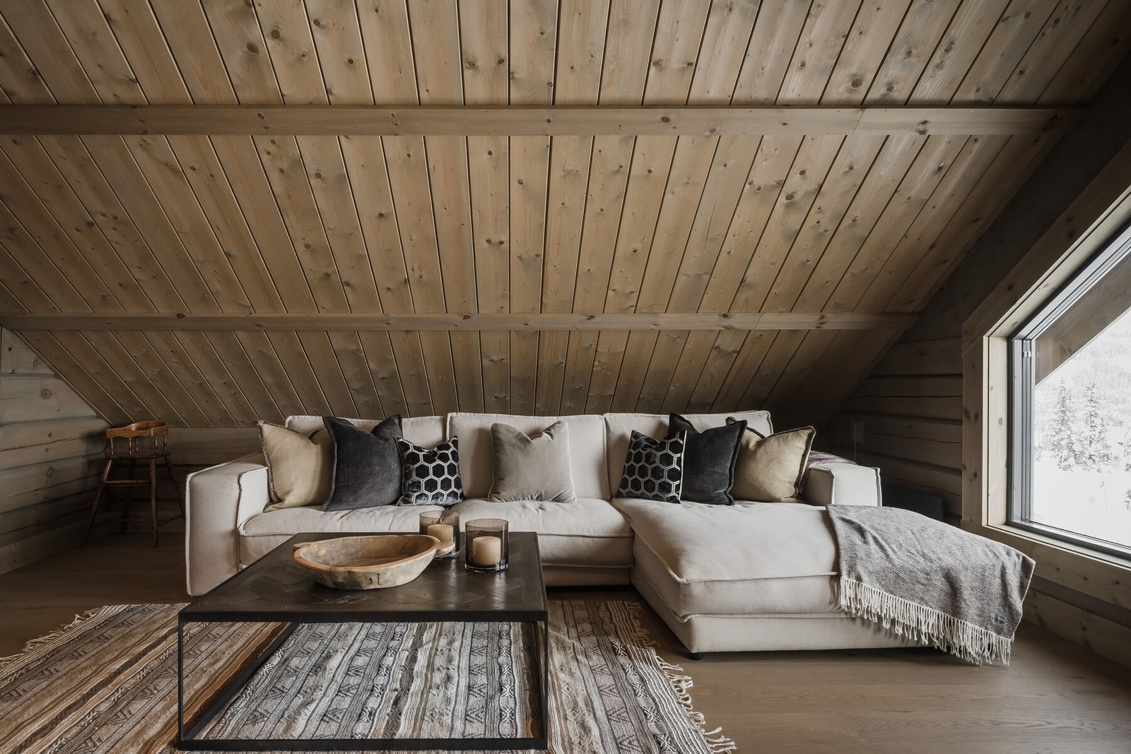 God plass til stor sofa. Galleribilde