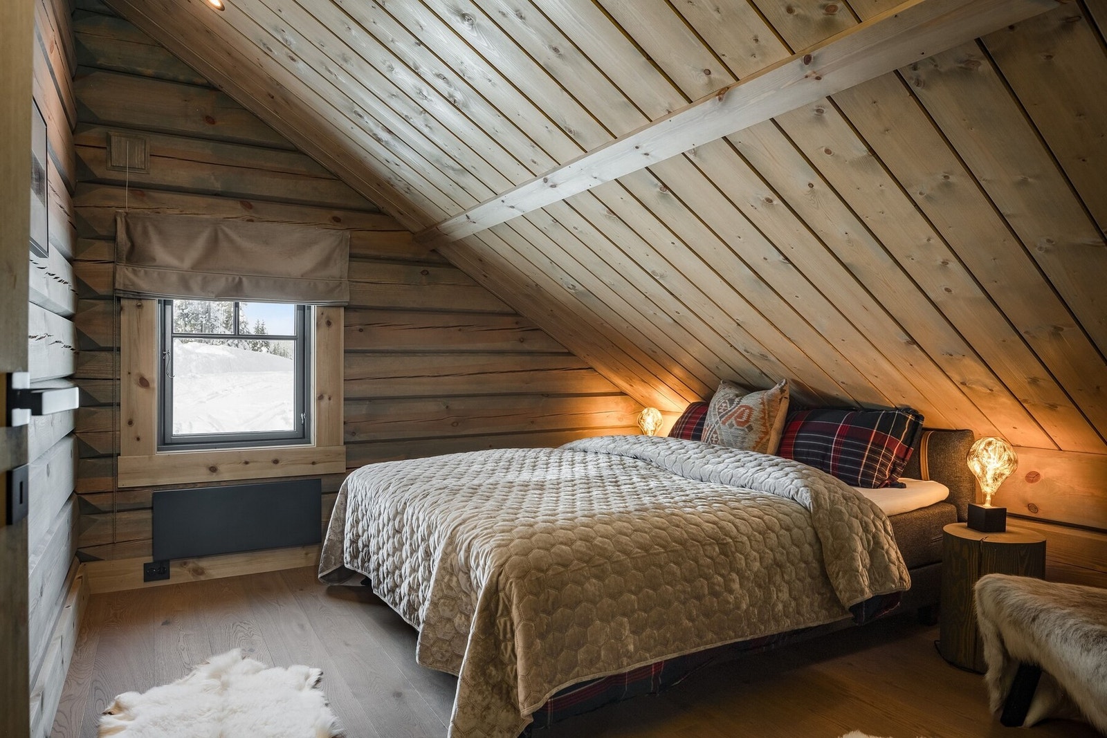 Stort soverom med god plass til dobbeltseng og nattbord. Galleribilde