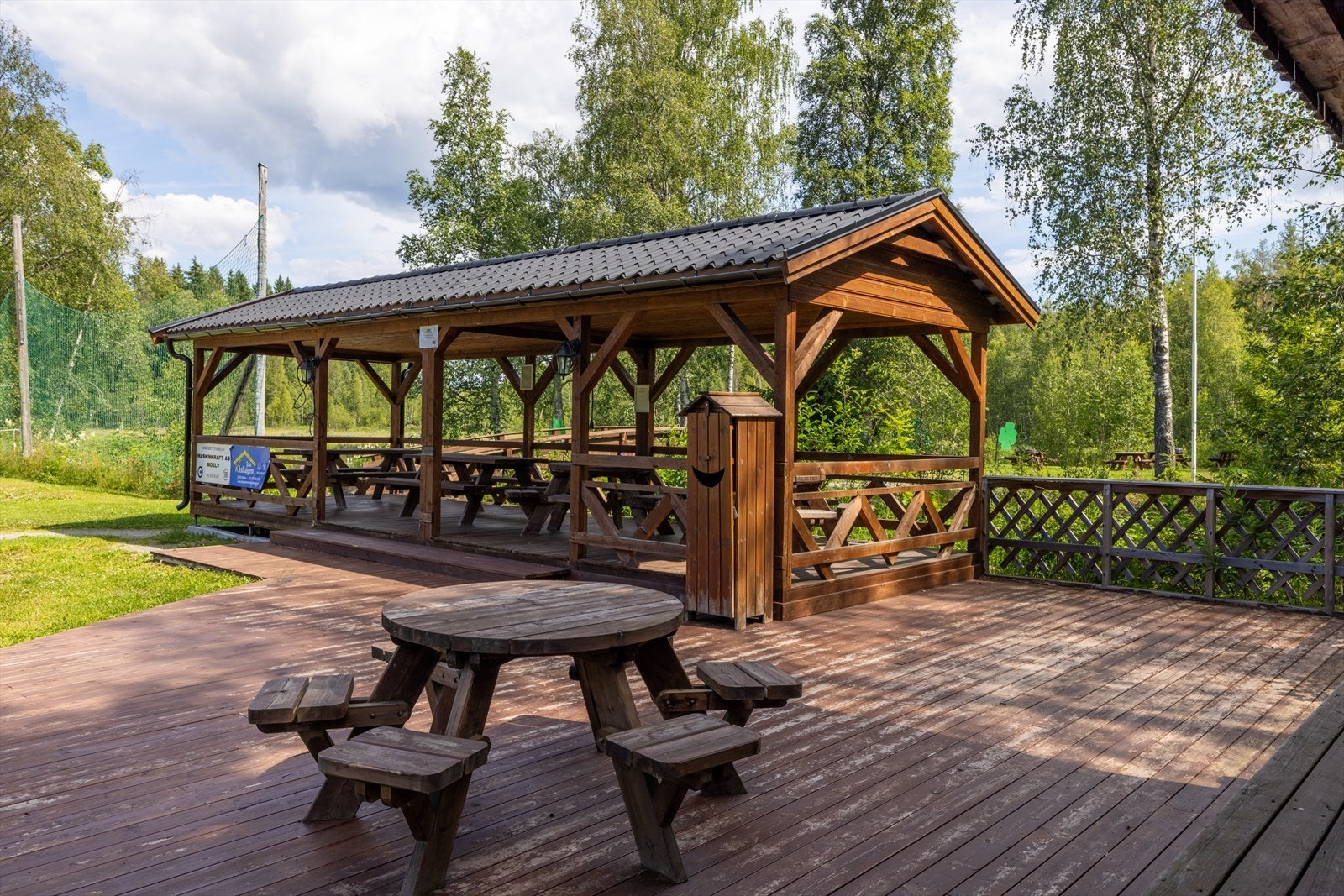 Paviljong med benker. Galleribilde
