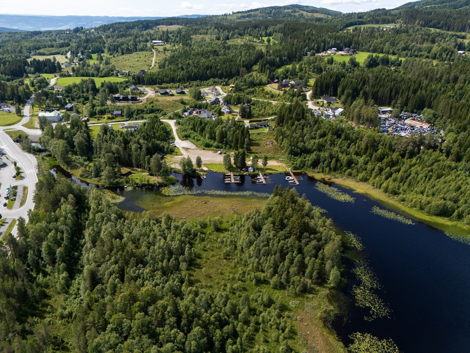 Her er man omgitt av frodig natur og naturskjønne omgivelser, samtidig som alt du trenger i hverdagen er rett i nærheten. Galleribilde