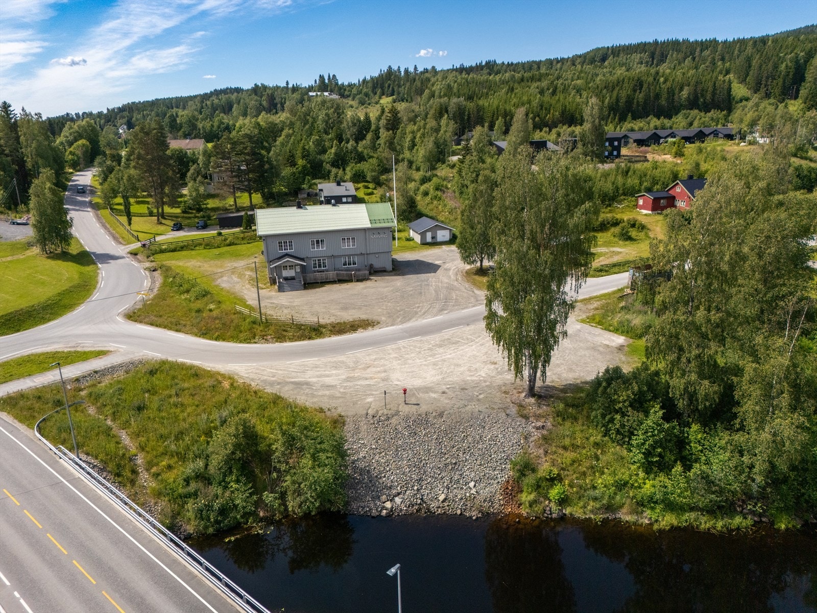 Kun 3 minutters gange unna finner du bussholdeplass, samt både dagligvarebutikk og barnehage innen gangavstand. Galleribilde