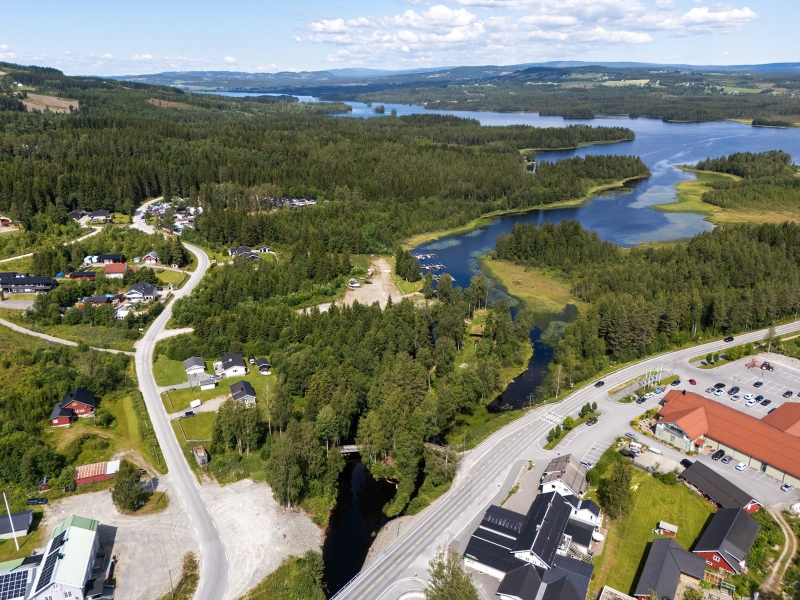 Store deler er regulert til konsentrert småhusbebyggelse, og tomten byr på frodig natur med produktiv skog. Galleribilde
