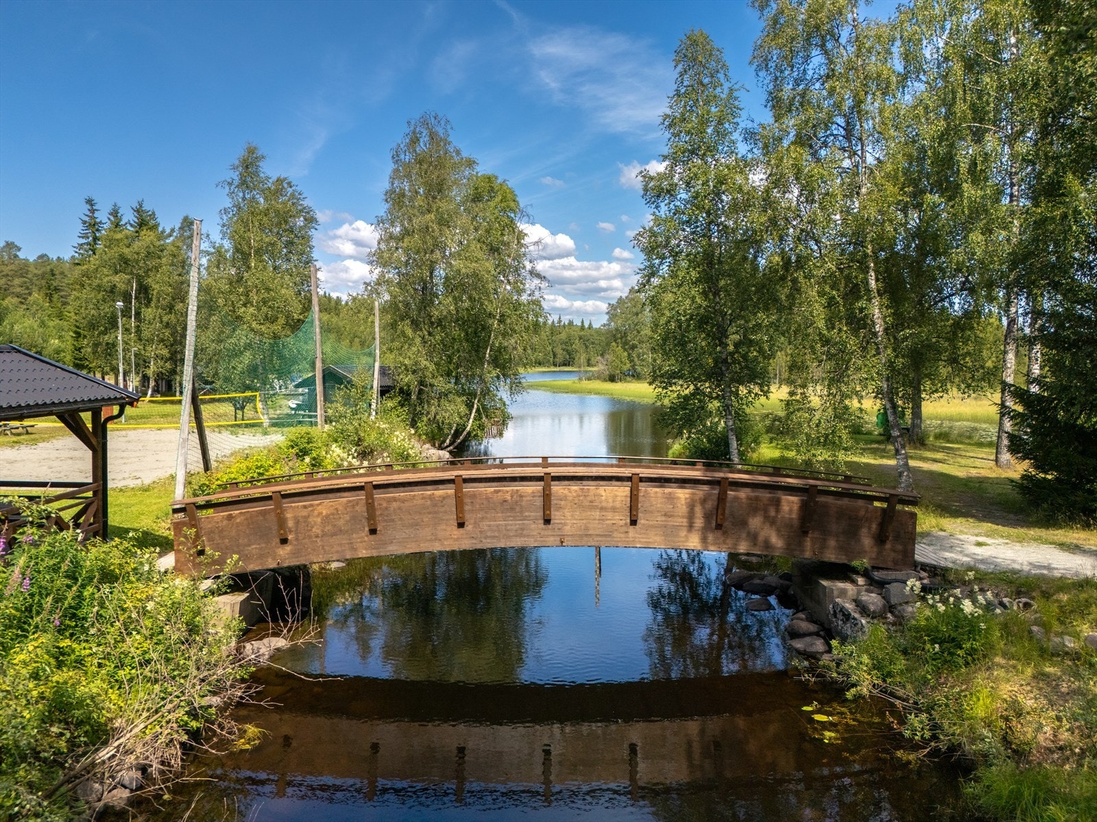 Langs Næra finner du Kanalparken med flotte fiske- og bademuligheter, sandvolleyballbane, småbåthavn og hyggelige oppholdssoner. Galleribilde