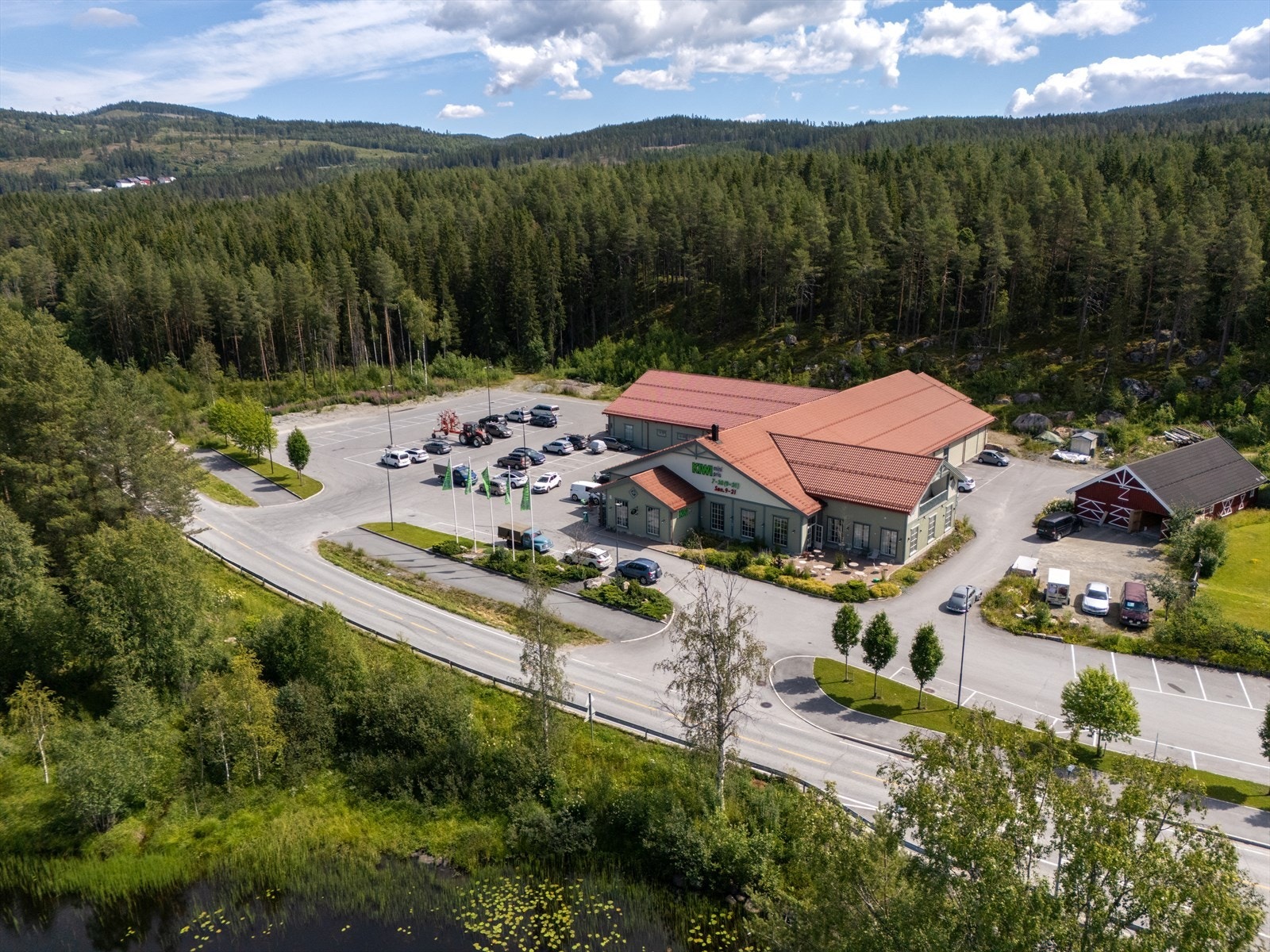 Når det gjelder daglige innkjøp, er Kiwi Næroset en kort 5 minutters tur unna. For øvrige servicetilbud ligger Moelv, kommunens nærmeste by, ca. 8 minutter unna med bil. Galleribilde