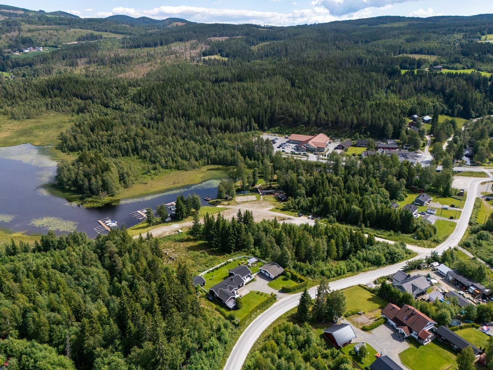 Totalt areal på 18 434,8 m² (ca. 16 755,30 m² for gnr 335 bnr 47 og 1 679,5 m² for gnr 335 bnr 46) i et idyllisk og familievennlig område. Galleribilde