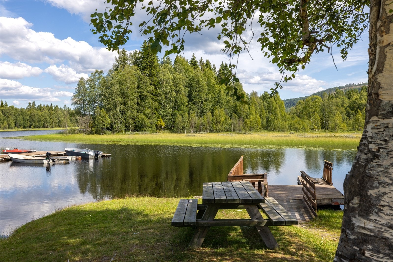 Her får du det beste av to verdener med landlig idyll kombinert med kort avstand til nødvendige servicetilbud og byfasiliteter. Galleribilde