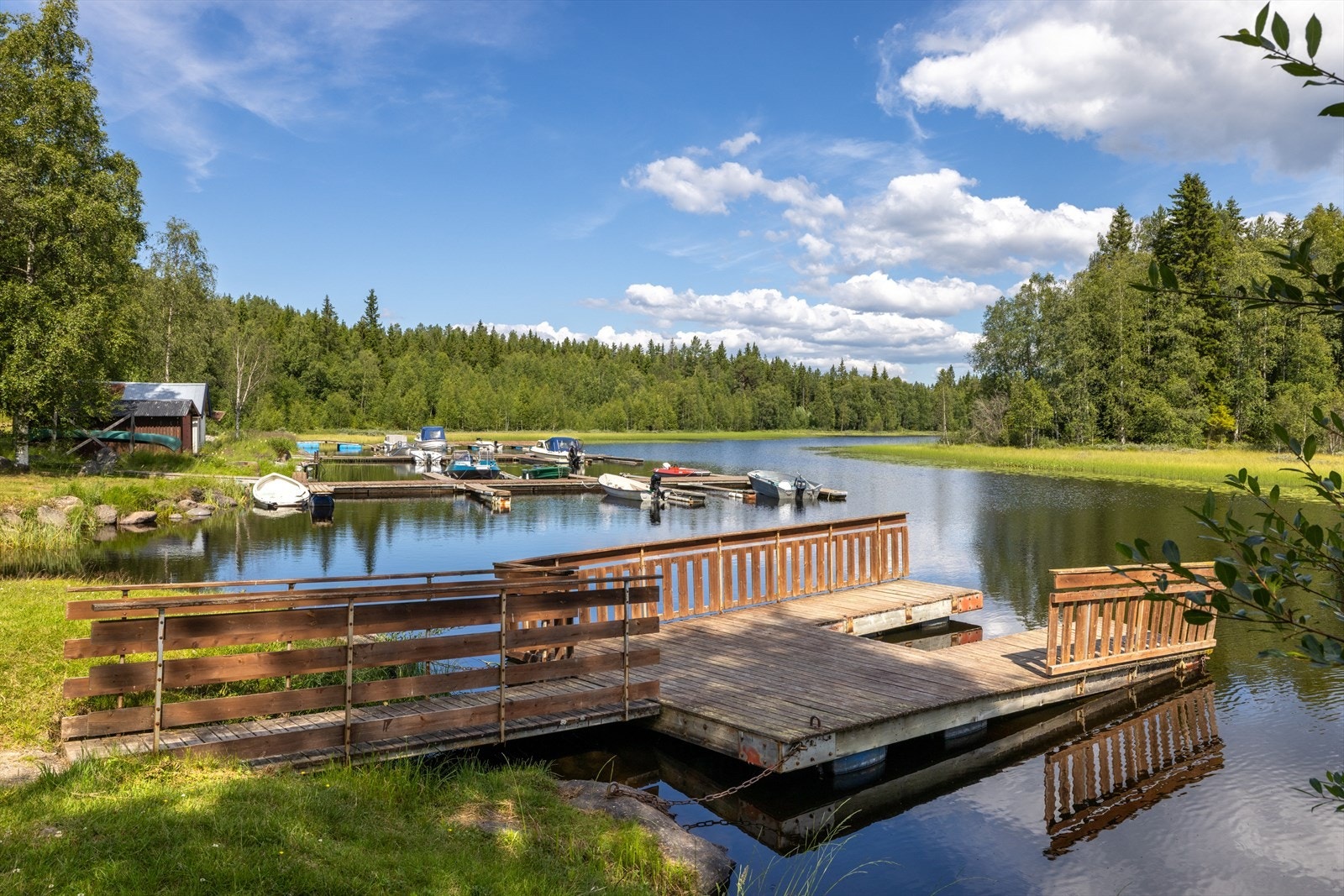 Kanalparken byr blant annet på bading, fiske, småbåthavn og sandvolleyball. Galleribilde