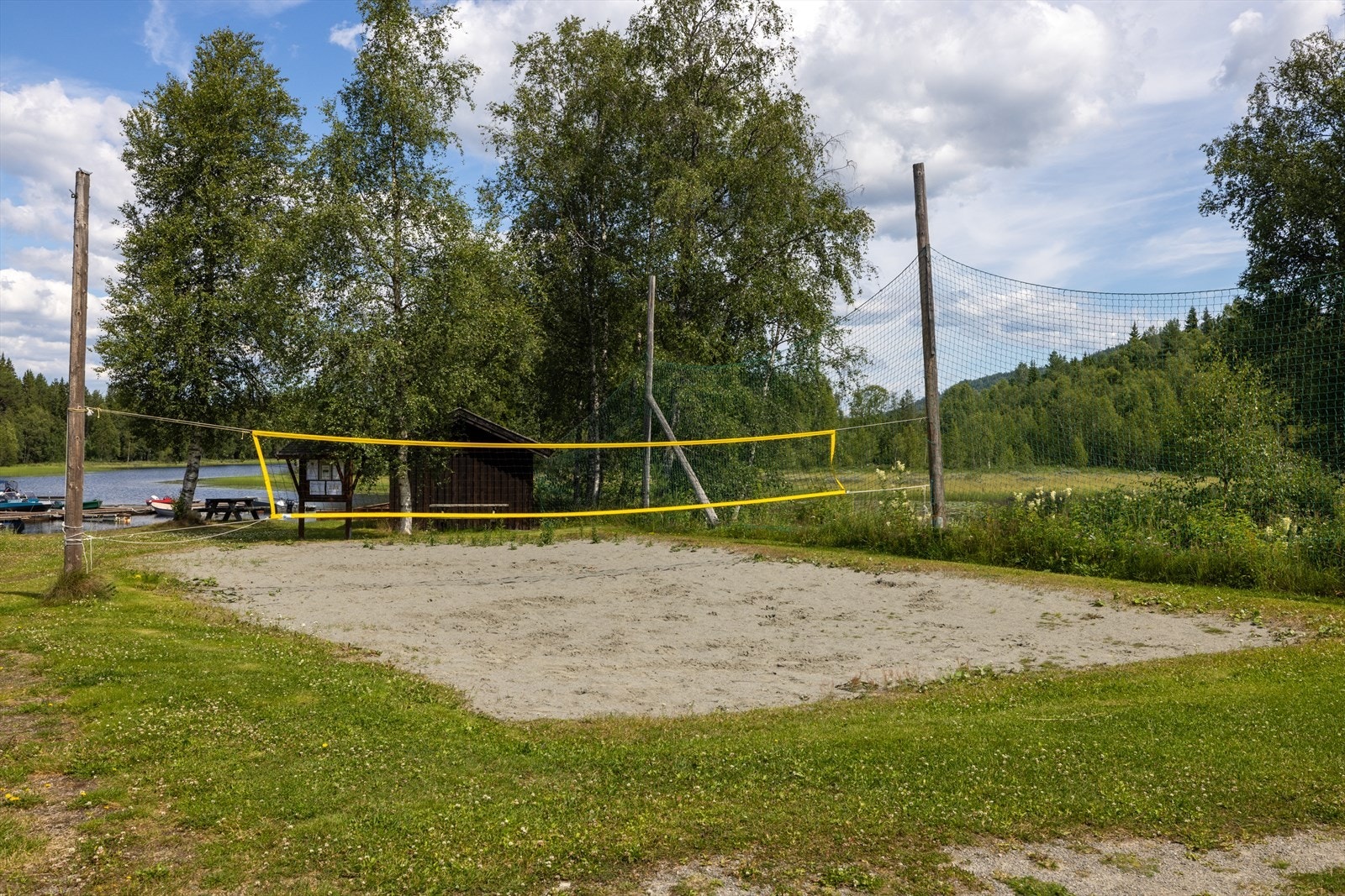 Med kun ett minutts gange til Næroset sandvolleyballbane og kort vei til ballbinge, er det enkelt å legge til rette for både lek og aktivitet i hverdagen. Galleribilde