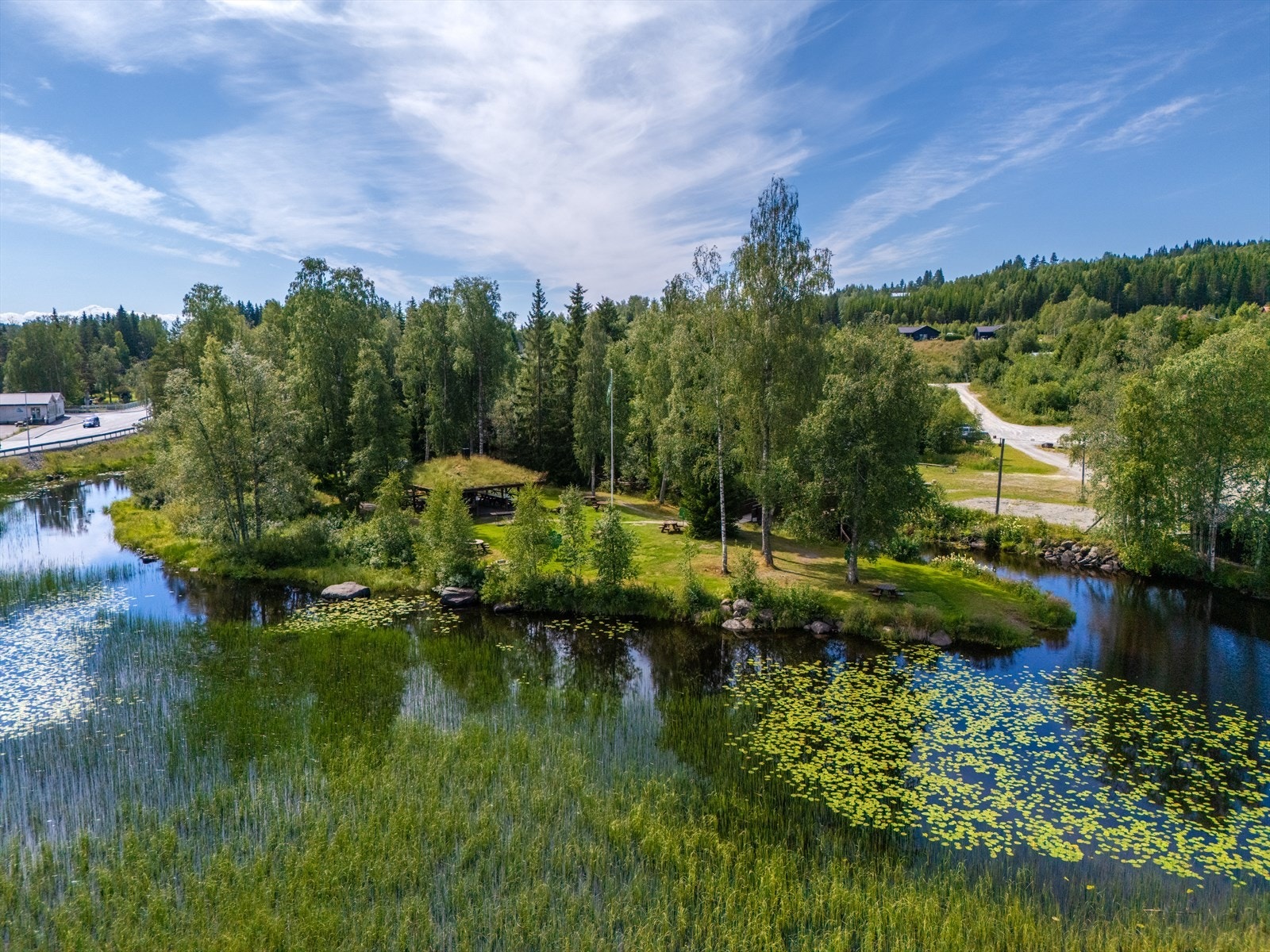 Fra tomten har du kort vei til idylliske Kanalparken ved Næra, med fiske- og bademuligheter, sandvolleyballbane, småbåthavn og flotte turstier. Galleribilde