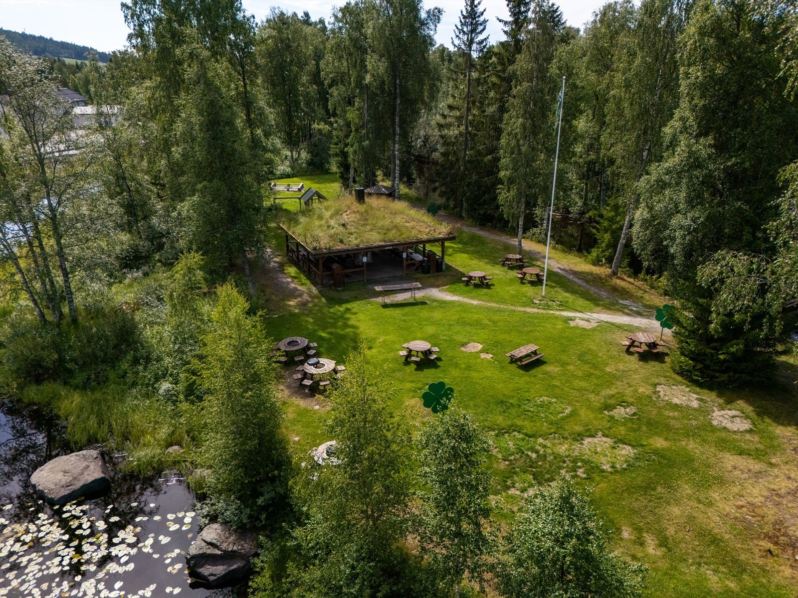 Kanaløya har badeplass, paviljong med benker mm, og er også tilrettelagt for rullestolbrukere. Galleribilde