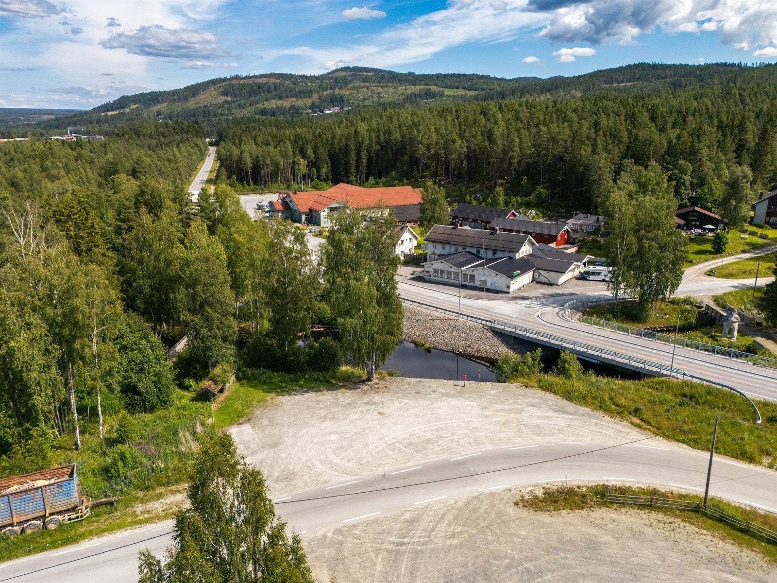 Gangavstand til sentrum av Næroset med Kiwi, barnehage og ballbinge. Galleribilde