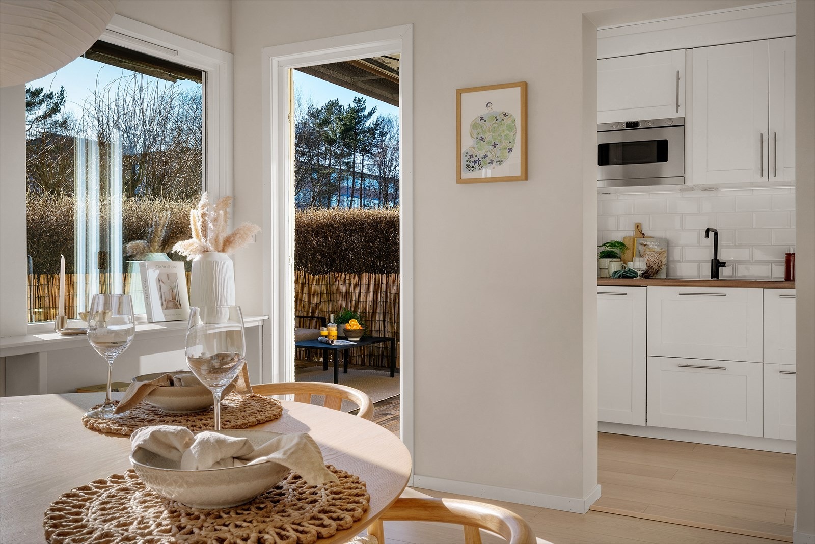 - Vi trer inn på boligens kjøkkenrom - Galleribilde