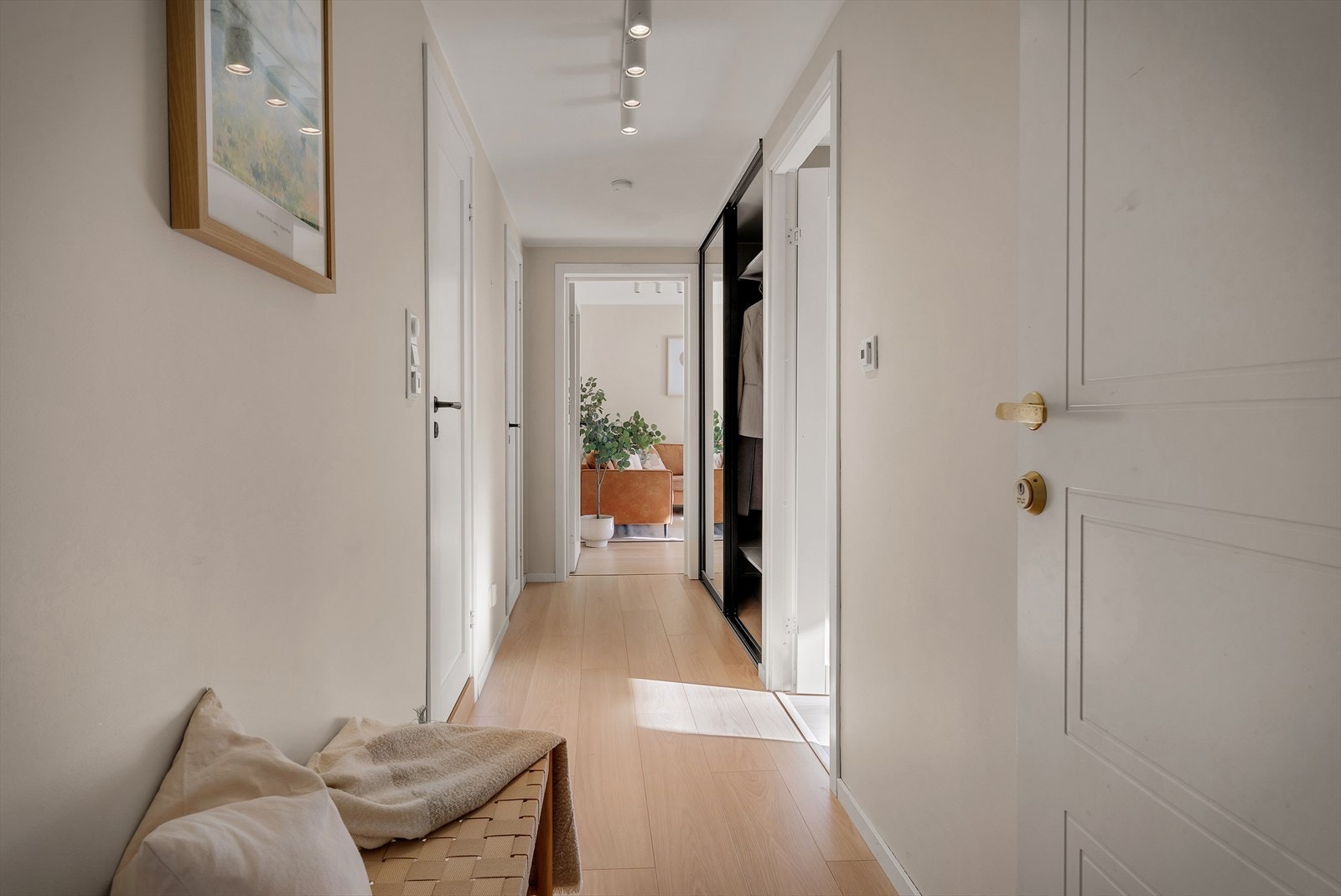 - Romslig entré/gang på 5,5m² - Galleribilde