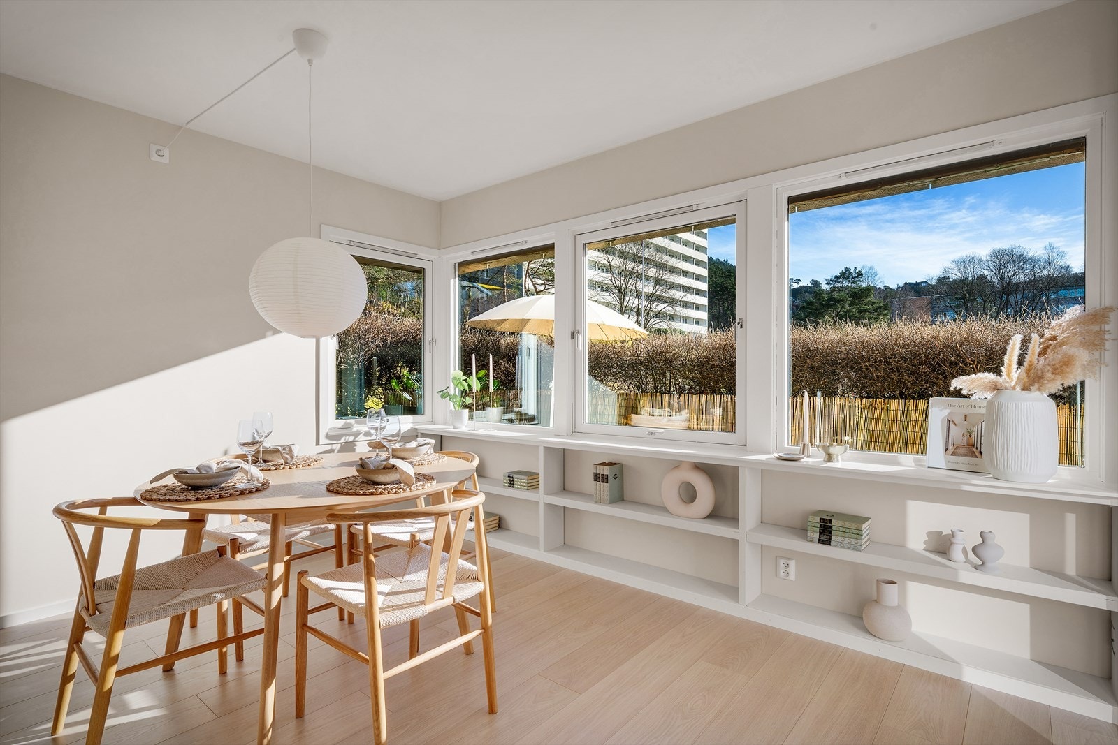 - Store vindusflater bidrar til godt lysinnslipp, hekken gjør at du ikke har sjenerende innsyn og ligger privat til - Galleribilde