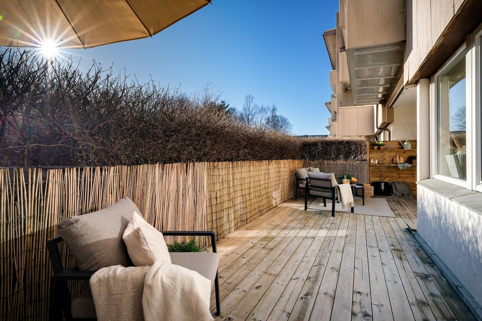 - Terrassen måler 28m². Den overbygde balkongen bidrar til ekstra god skjerming! - Galleribilde