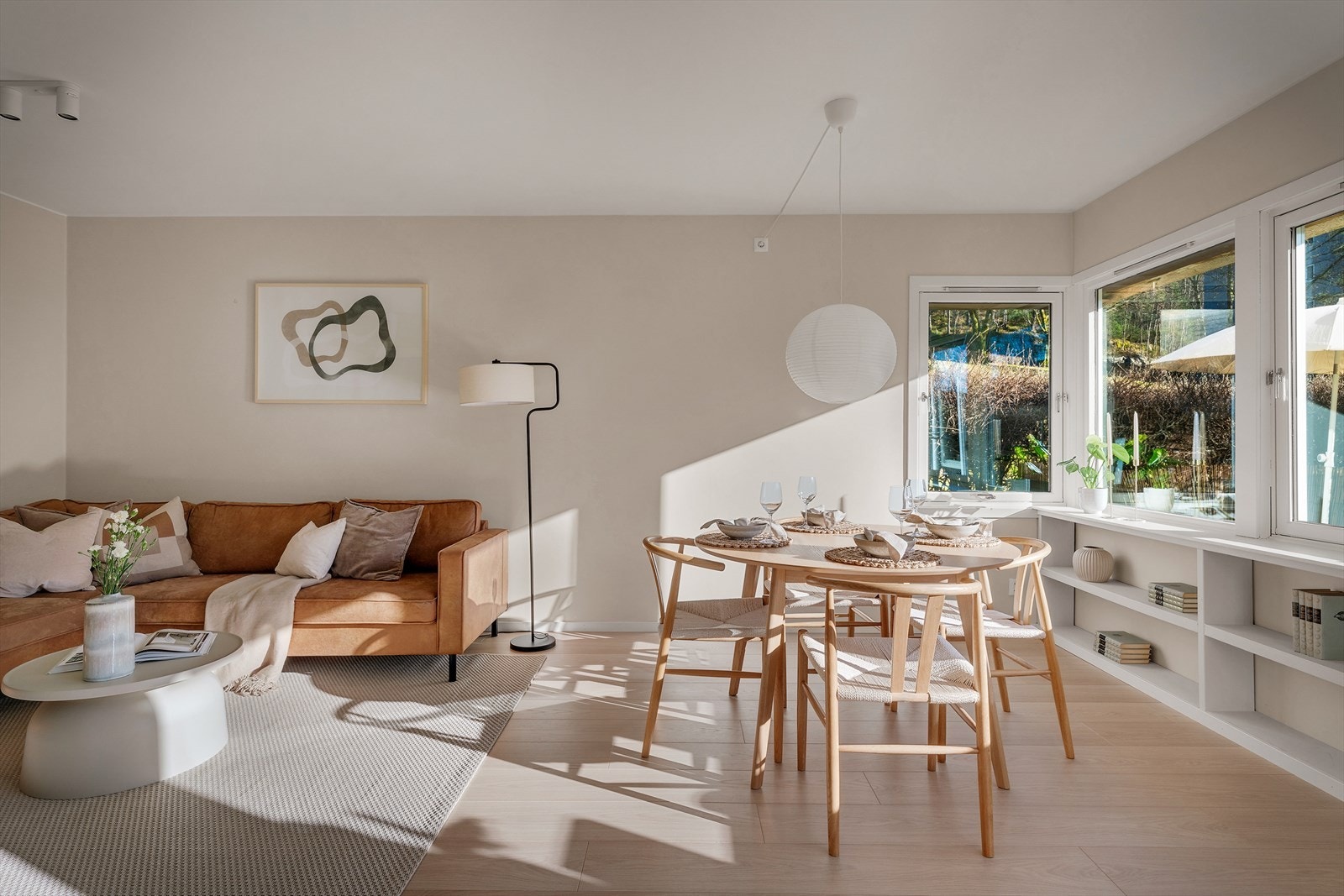 - Stuen måler 22,8m². Se det fine laminatgulvet! - Galleribilde