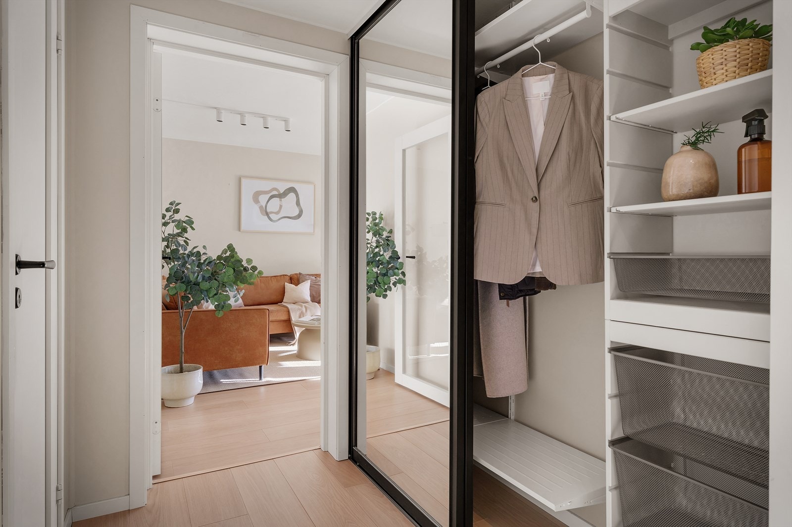 Selger har investert i innebygde speilskap som gir gode oppbevaringsmuligheter- Galleribilde