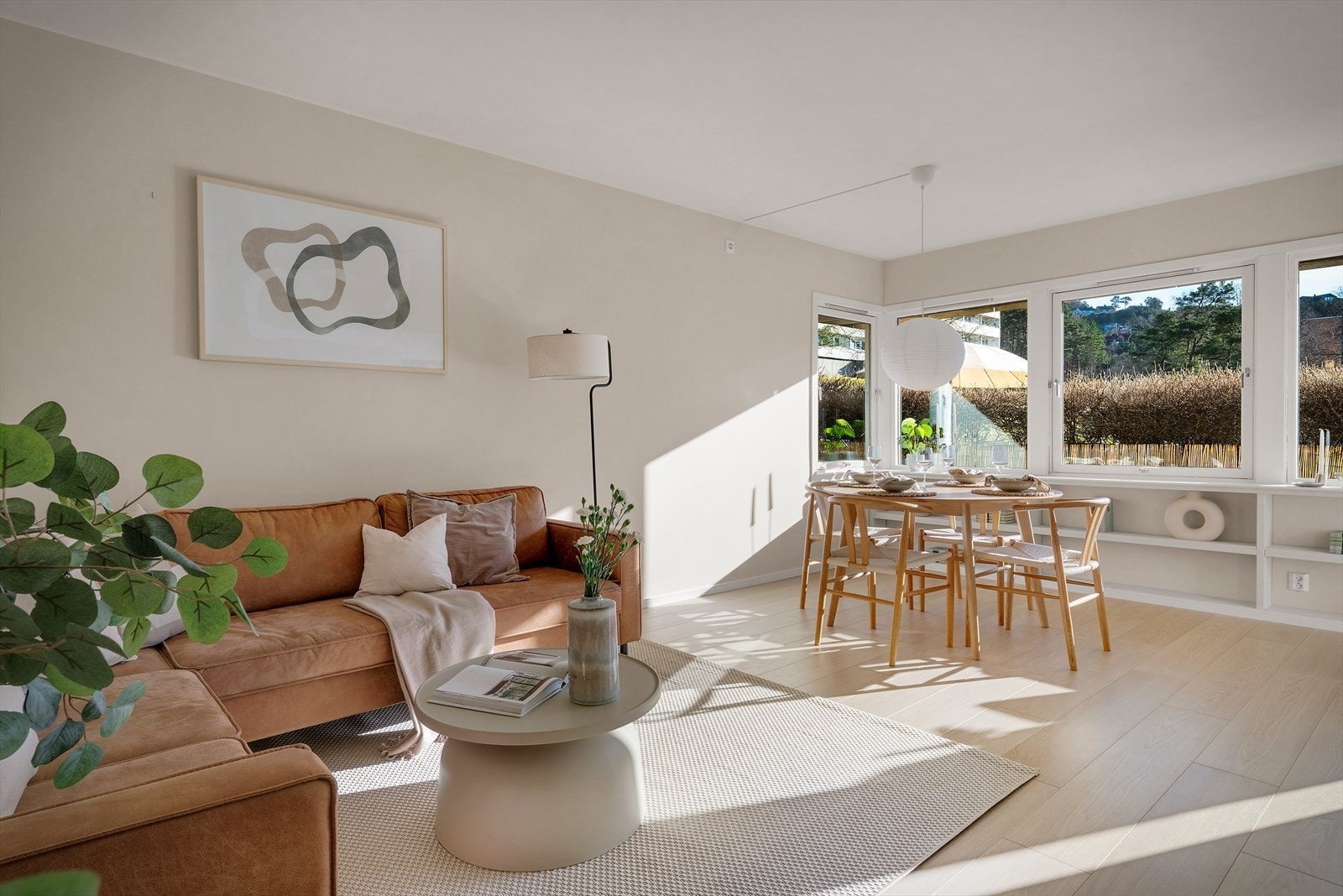 - Moderne kvaliteter som helslette flater og en praktisk spesialbygd hylleløsning under vinduene - Galleribilde