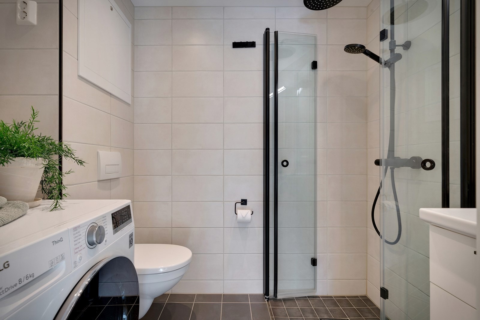 - Moderne helfliset bad med opplegg for vaskemaskin - Galleribilde