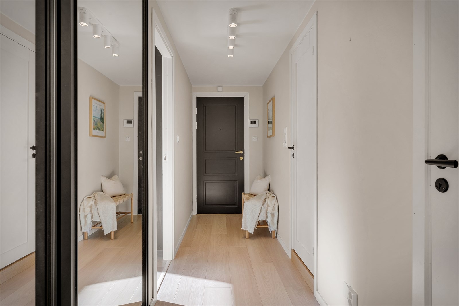 - Felleskostnadene inkluderer varmtvann, grunnpakke tv/internett, renter og avdrag på felles lån, kommunale avgifter og eiendomsskatt, felles byggforsikring og felles drift og vedlikehold. - Galleribilde