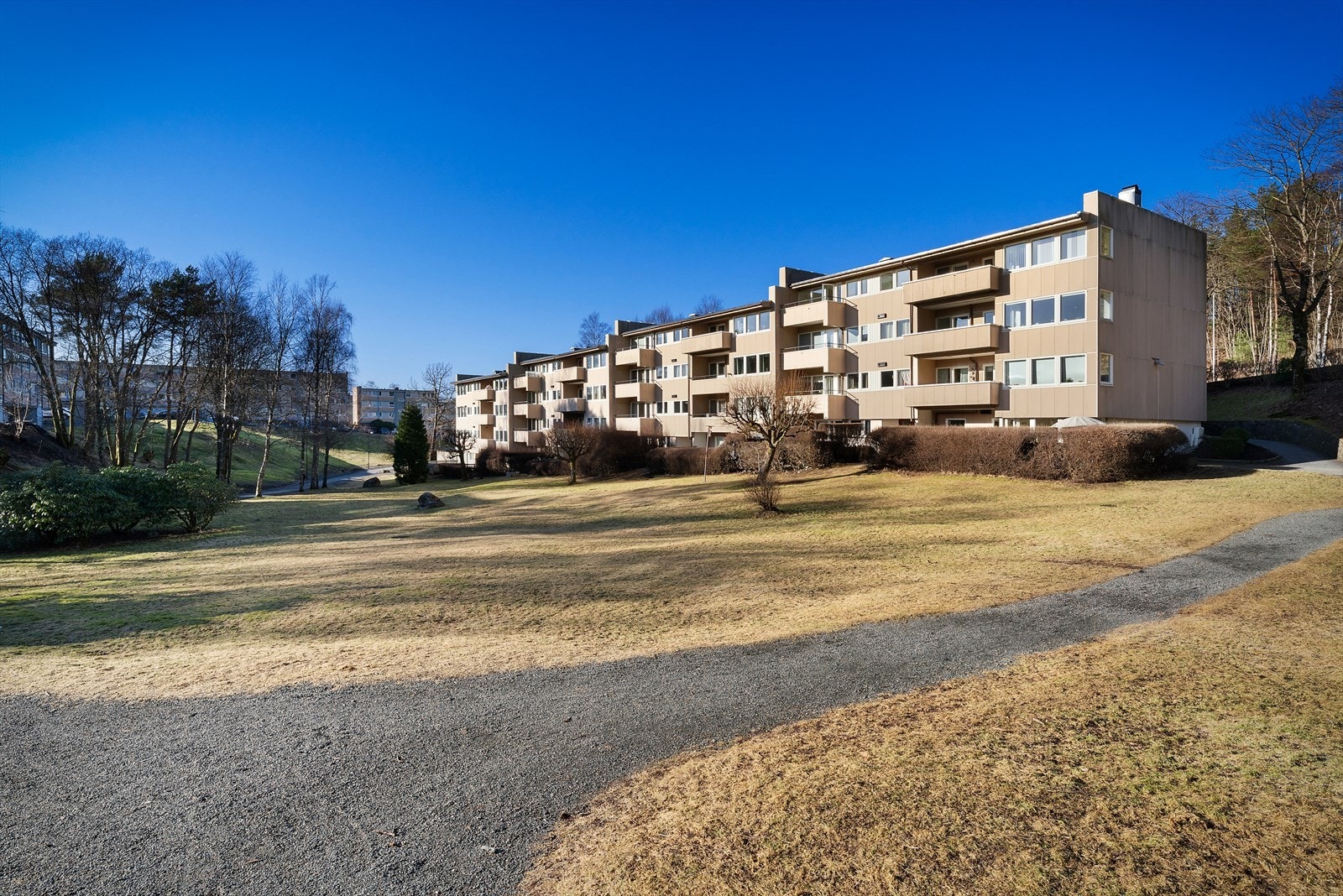 - Busstopp rett i nærheten - flere ruter stopper få minutters gange unna - Galleribilde