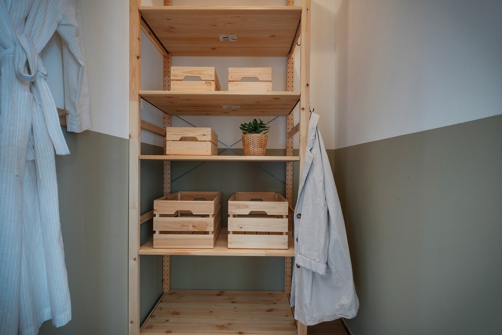 - INNVENDIG bod som bidrar til ekstra oppbevarings muligheter - Galleribilde