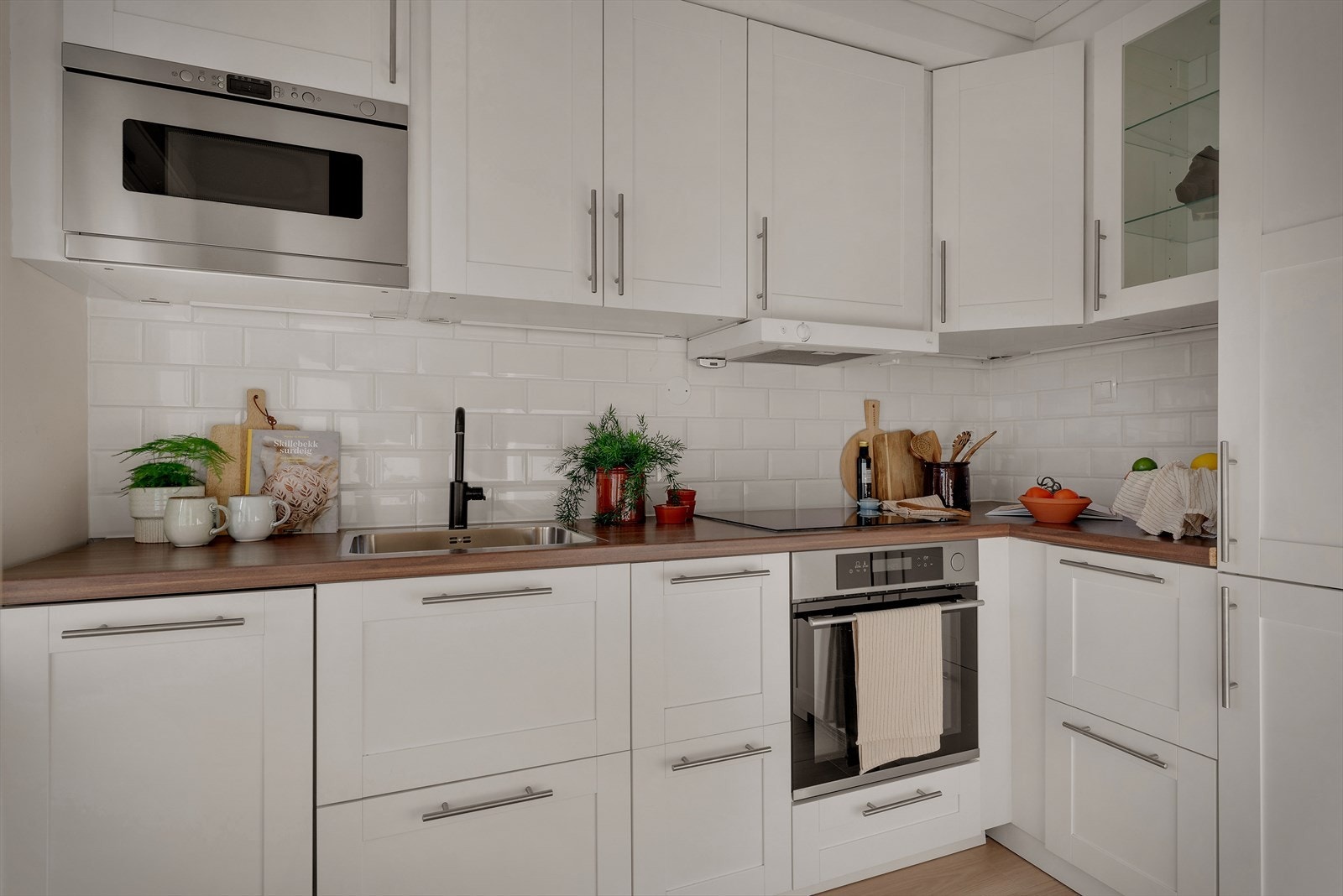 - Boligen har et separat kjøkken. Merk integrerte hvitevarer. - Galleribilde