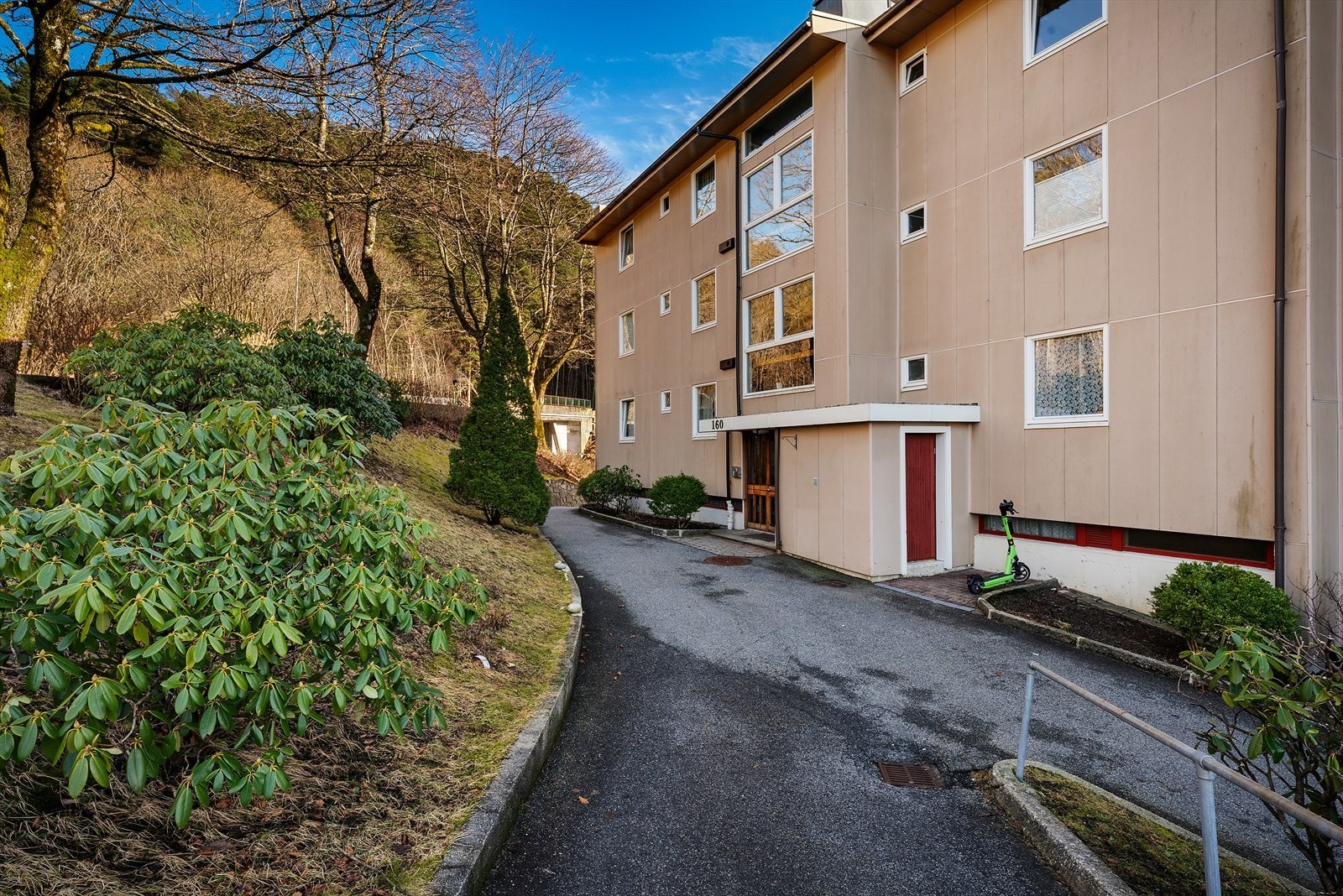 - I nærområdet finner du flere barnehager, grunn- og ungdomsskoler samt Fyllingdalen videregående skole - Galleribilde