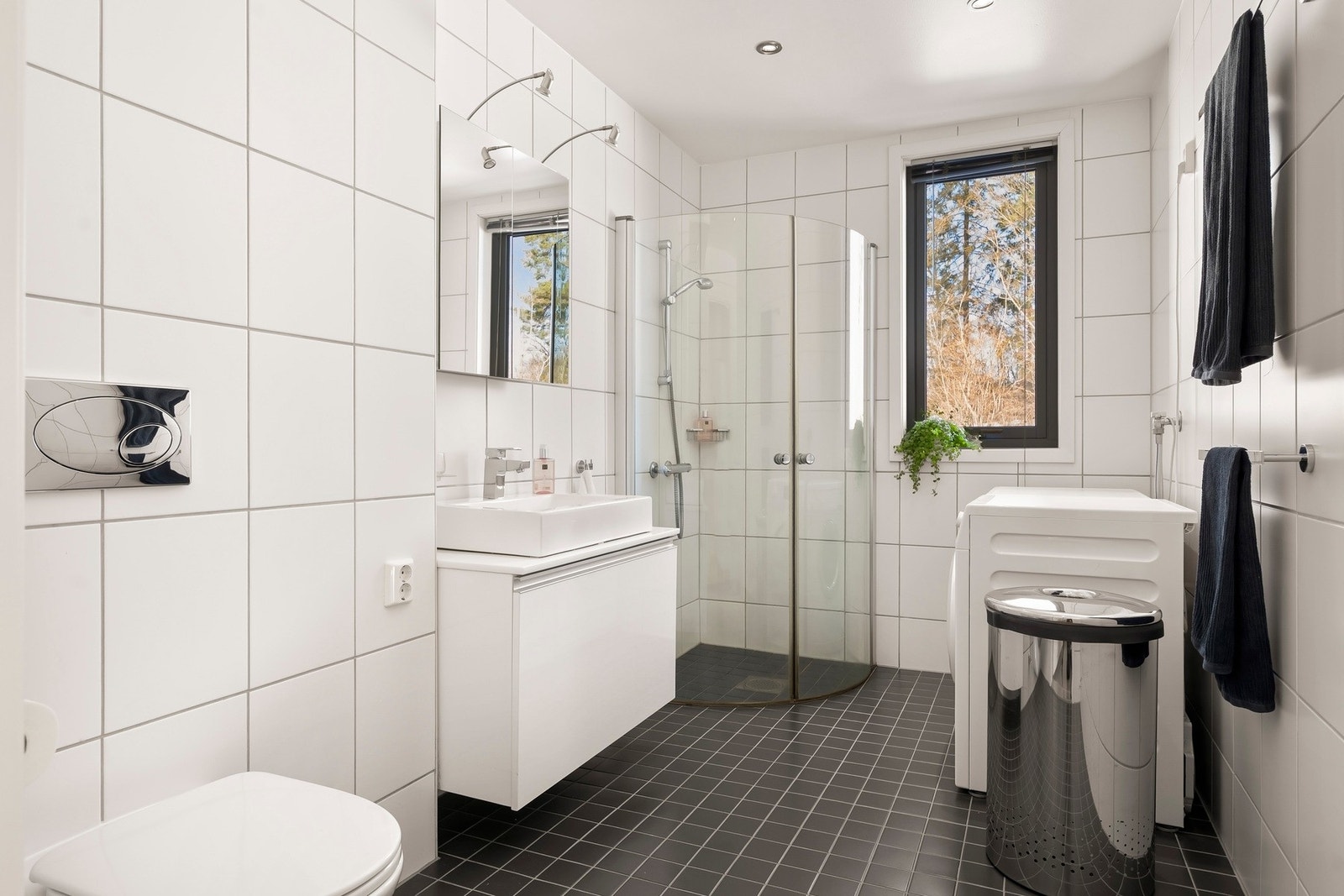I tilknytning til entreen finner du et tidløst, flislagt bad med behagelig gulvvarme og himling med downlights. Galleribilde