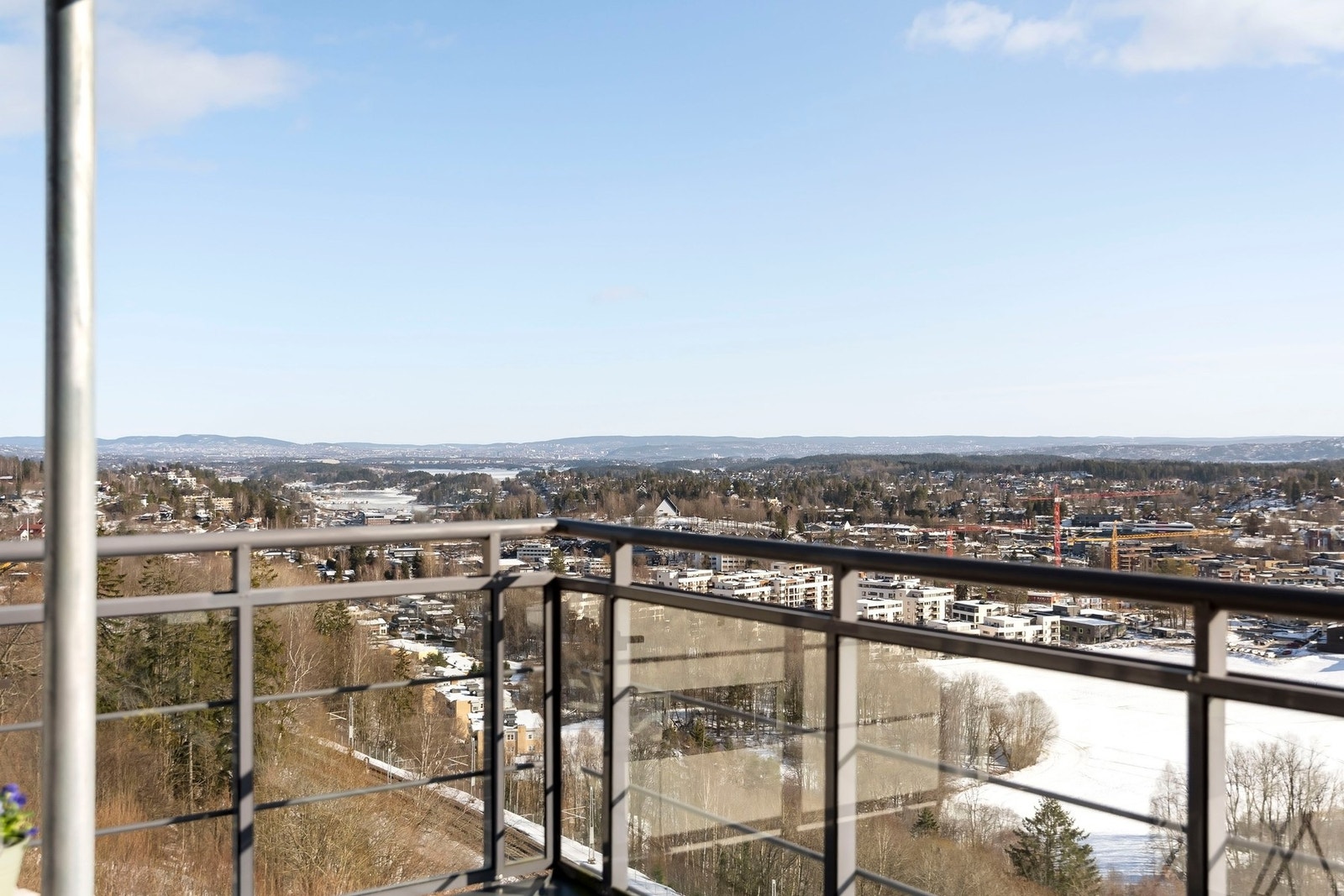 Takterrassen har meget gode solforhold med sol fra tidlig morgen til ca 21.30 på sommerstid iht. selger. Galleribilde