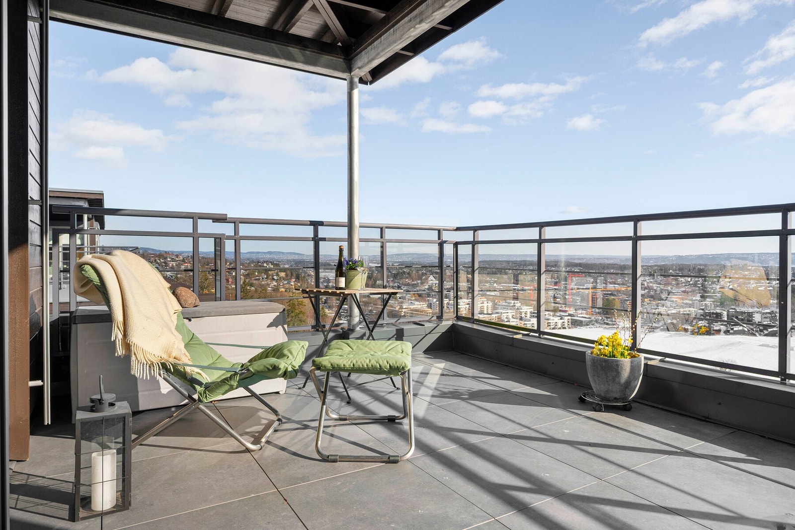 Takterrassen har meget gode solforhold med sol fra tidlig morgen til ca 21.30 på sommerstid iht. selger. Galleribilde
