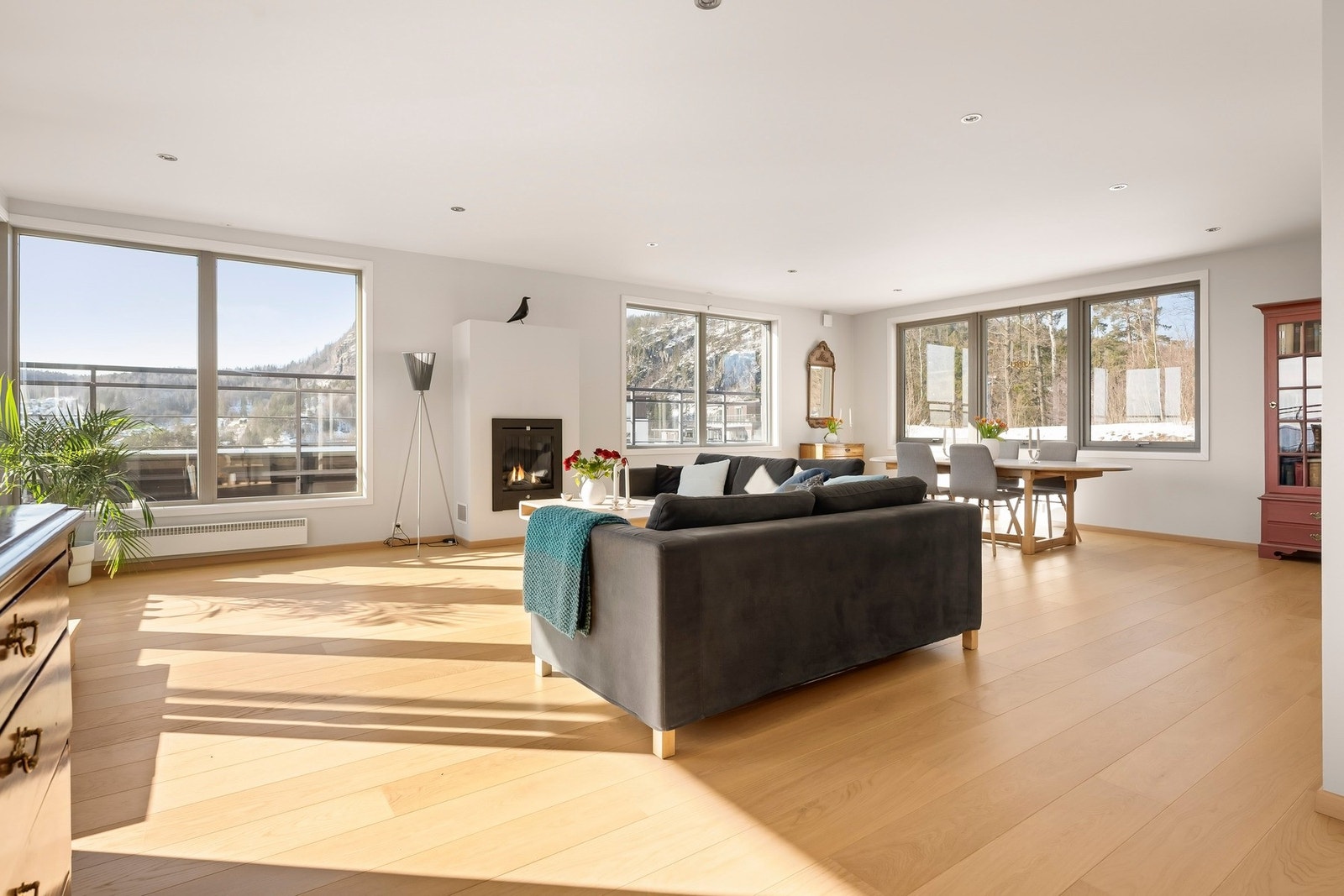 Stuen har god utforming med naturlig plass til en spisegruppe, sofa og TV med tilhørende møblement. Galleribilde