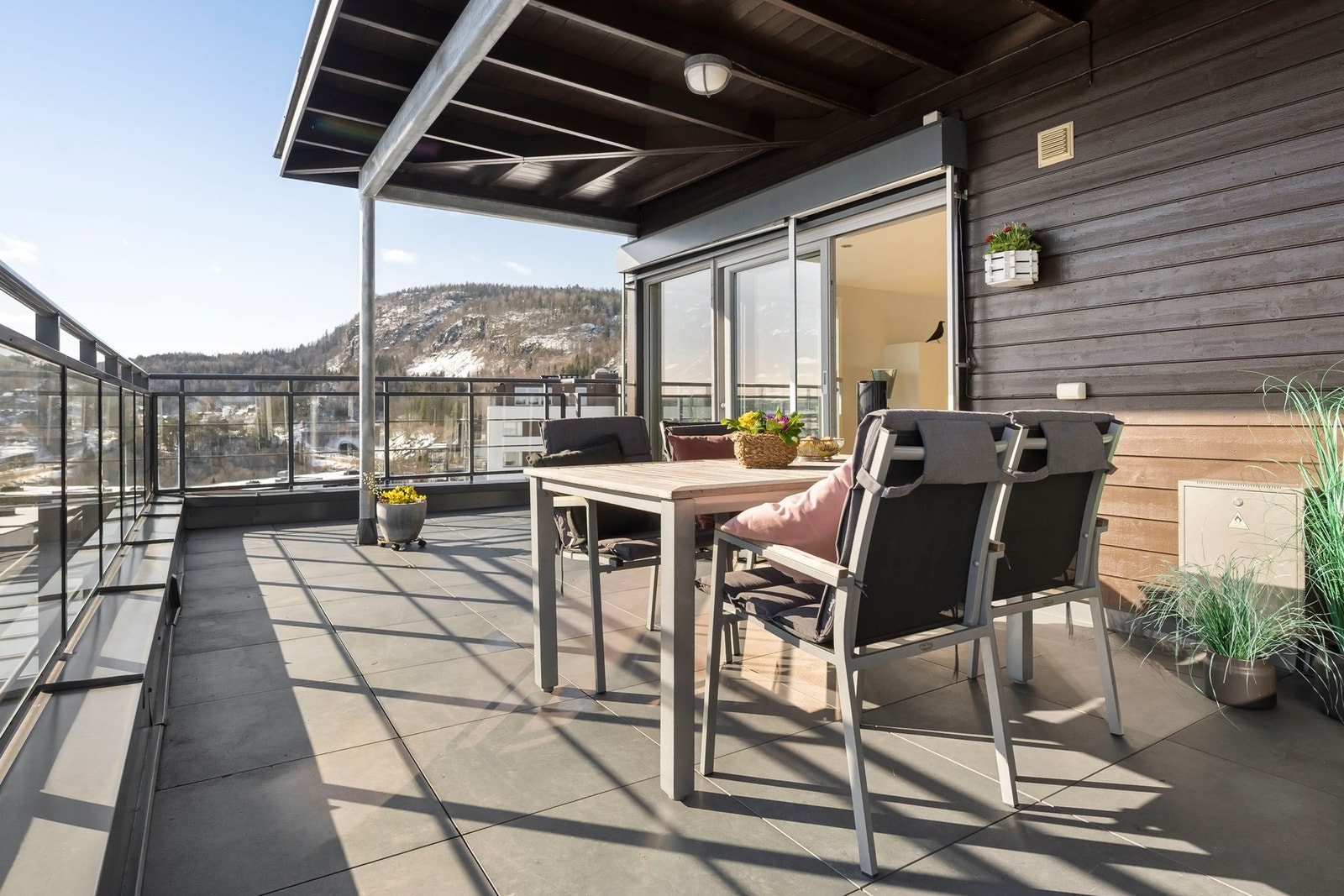 Fra stuen er det utgang til en takterrasse på 64 kvm. Galleribilde