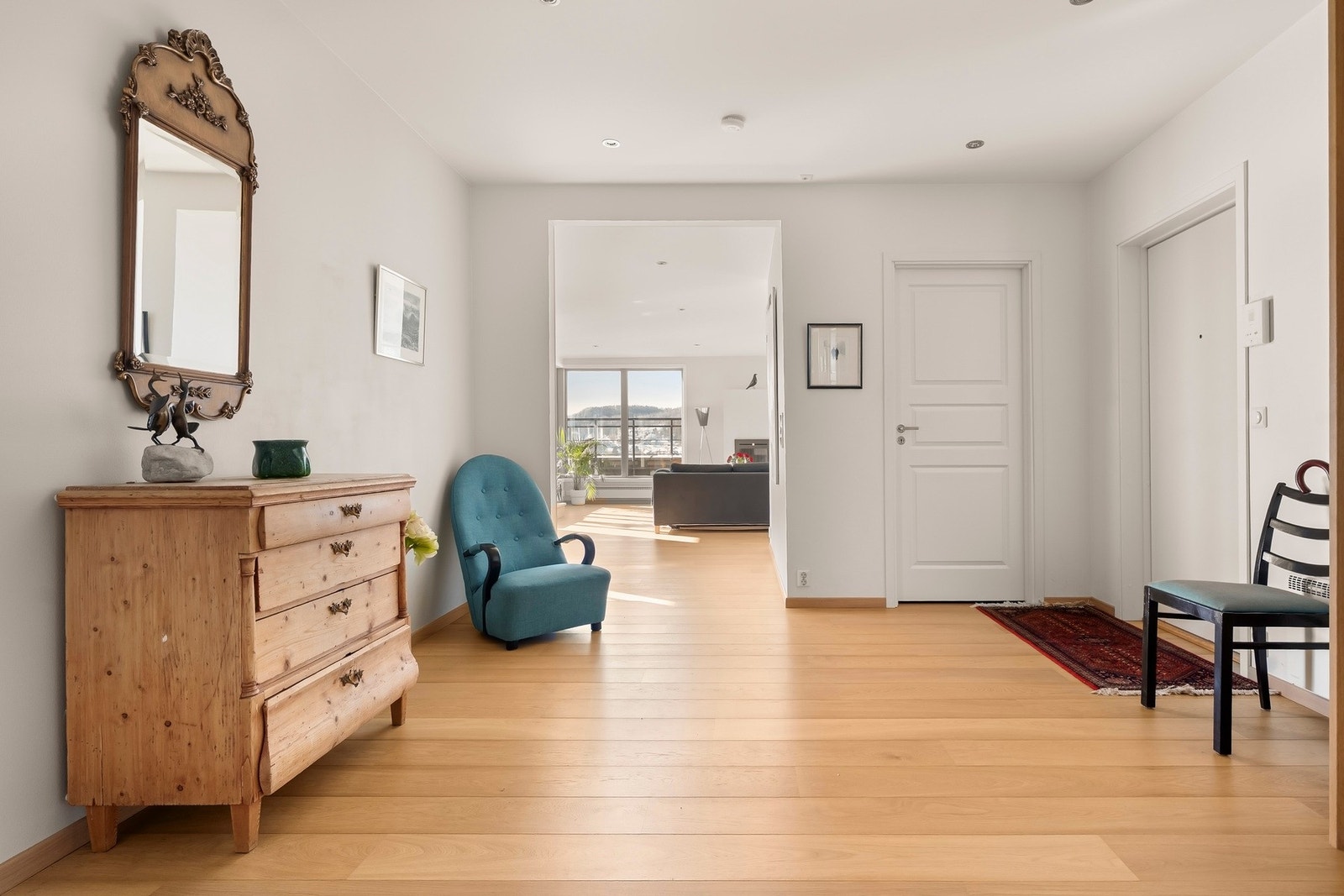 Velkommen inn! Det første som møter deg er en lys og romslig entré som gir et godt førsteinntrykk av boligen. Galleribilde