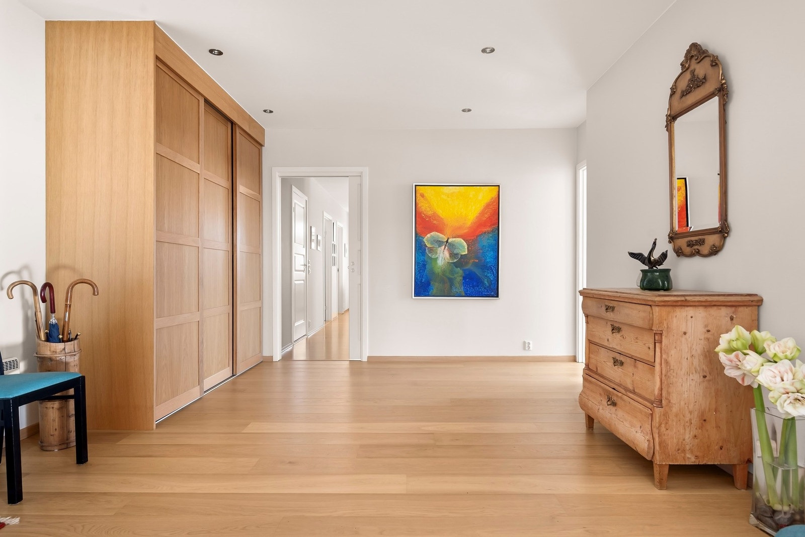 Det er satt inn et stort garderobeskap med god plass til å henge fra seg yttertøyet, som medfølger salget. Galleribilde