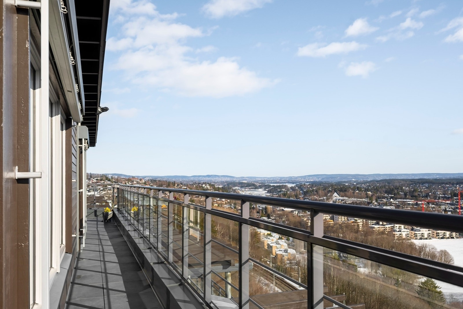 Takterrassen strekker seg over to sider med utgang fra stue, TV-stue, og hovedsoverom. Galleribilde