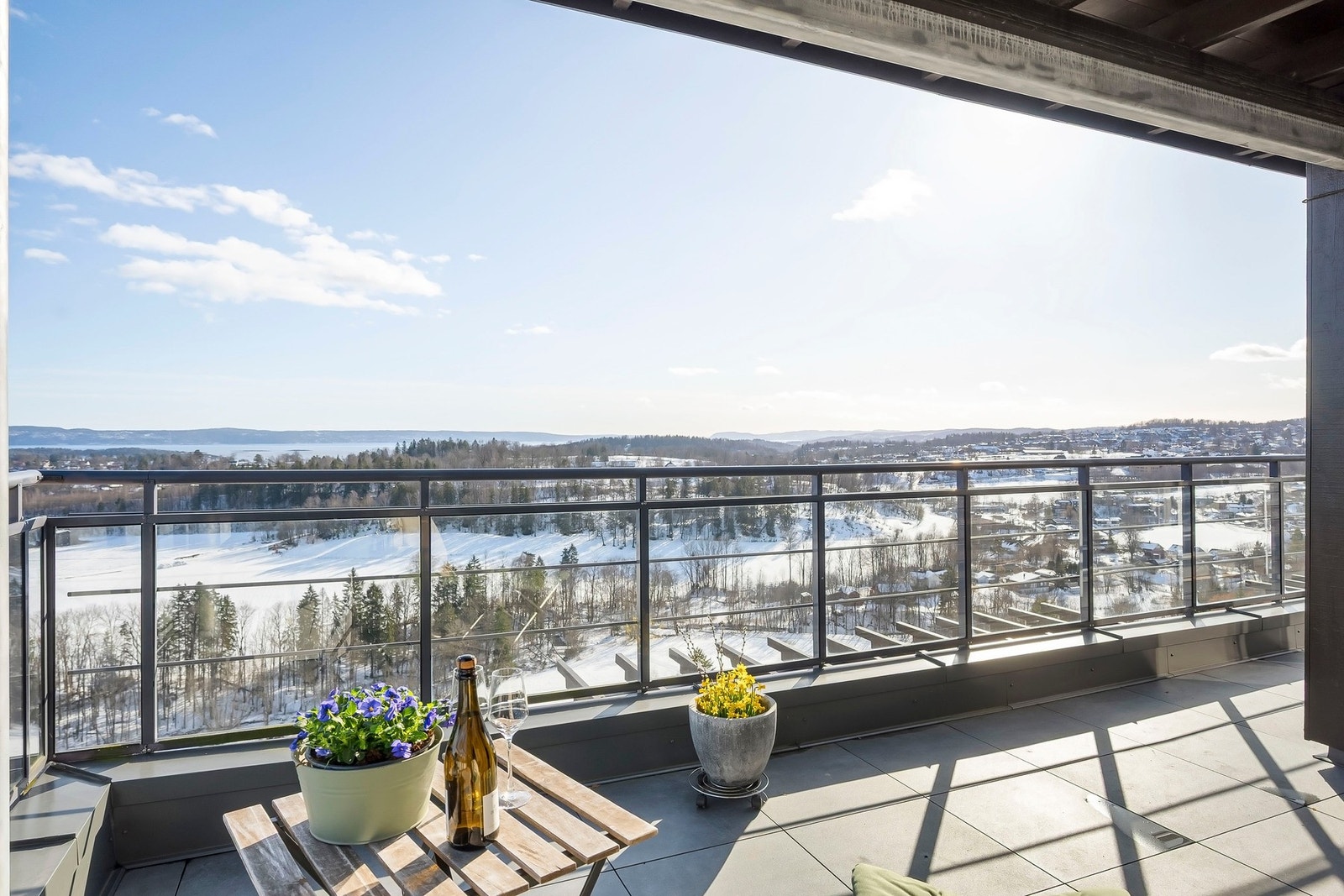 Takterrassen har meget gode solforhold med sol fra tidlig morgen til ca 21.30 på sommerstid iht. selger. Galleribilde