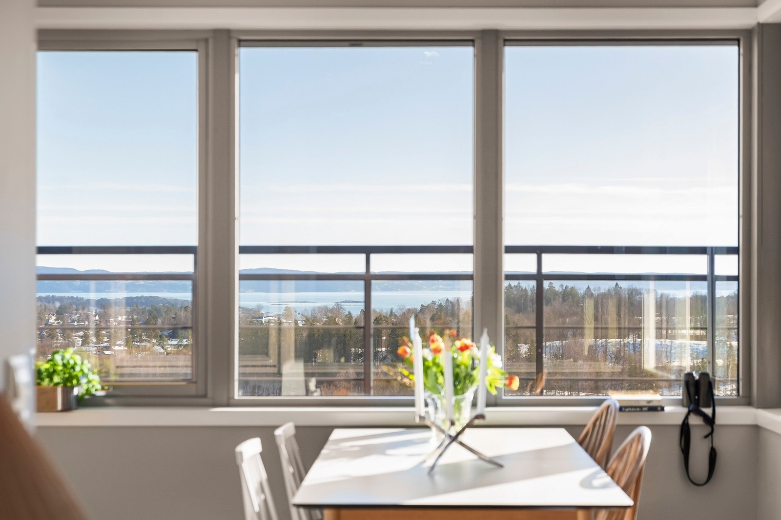 Ved vindu er det plass til en spisegruppe hvor man kan nyte en bedre frokost med storslått utsikt. Galleribilde
