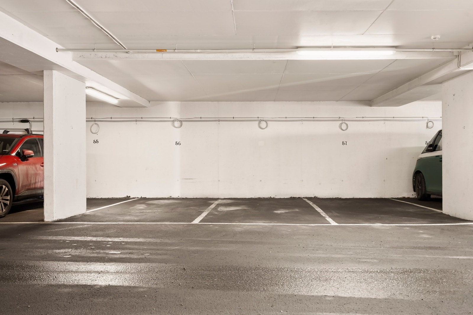 Leiligheten disponerer to garasjeplasser som i dag er oppmerket og brukt som tre plasser. Galleribilde