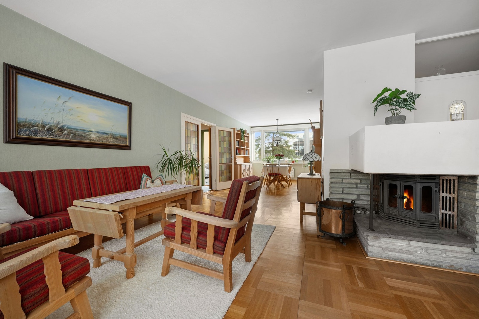 Et gjennomgående oppholdsrom med godt lysinnslipp og fleksible løsninger for både sofagruppe og spisestue. Galleribilde