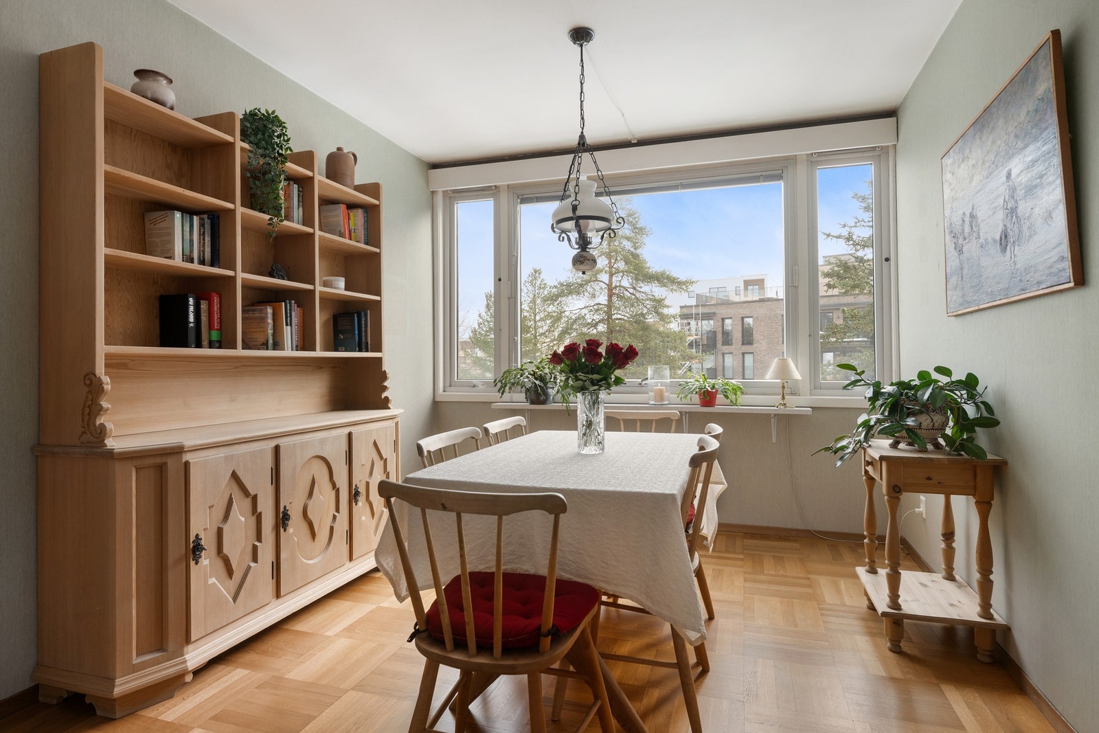 Hyggelig spiseplass med store vinduer som gir rikelig med naturlig lys. Galleribilde