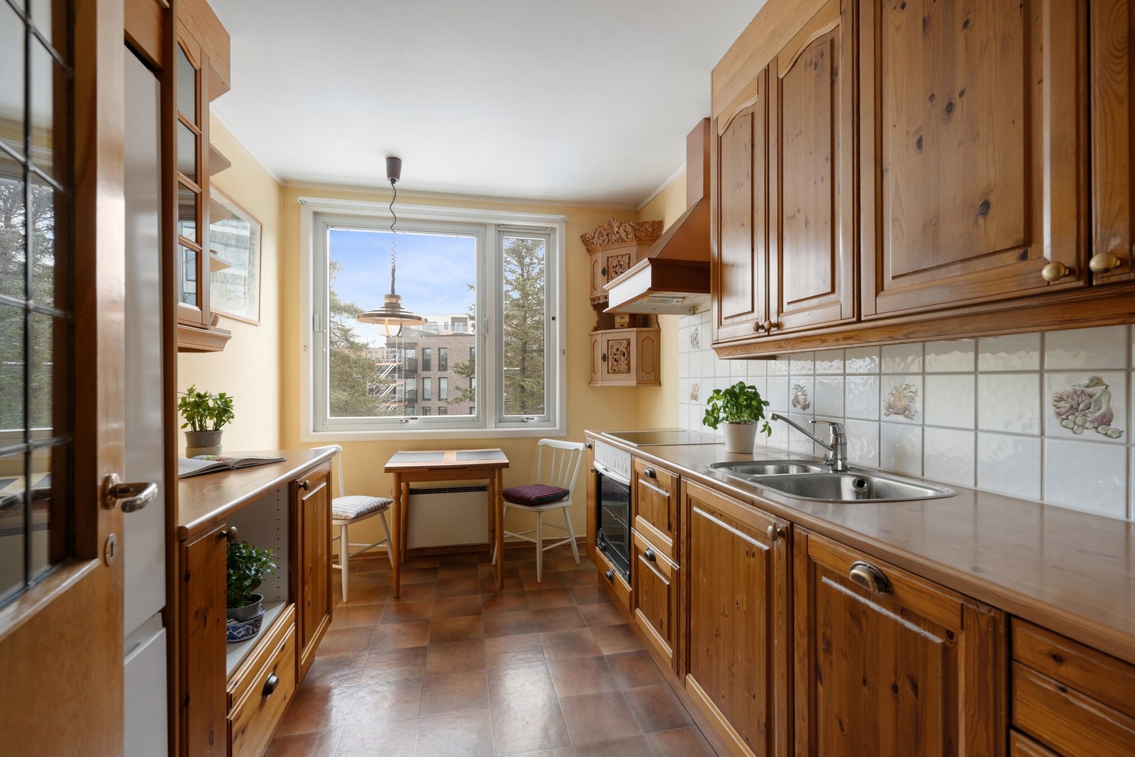 Kjøkkenet har god arbeidsplass, rikelig med oppbevaring og en naturlig plass for et lite spisebord ved vinduet. Galleribilde