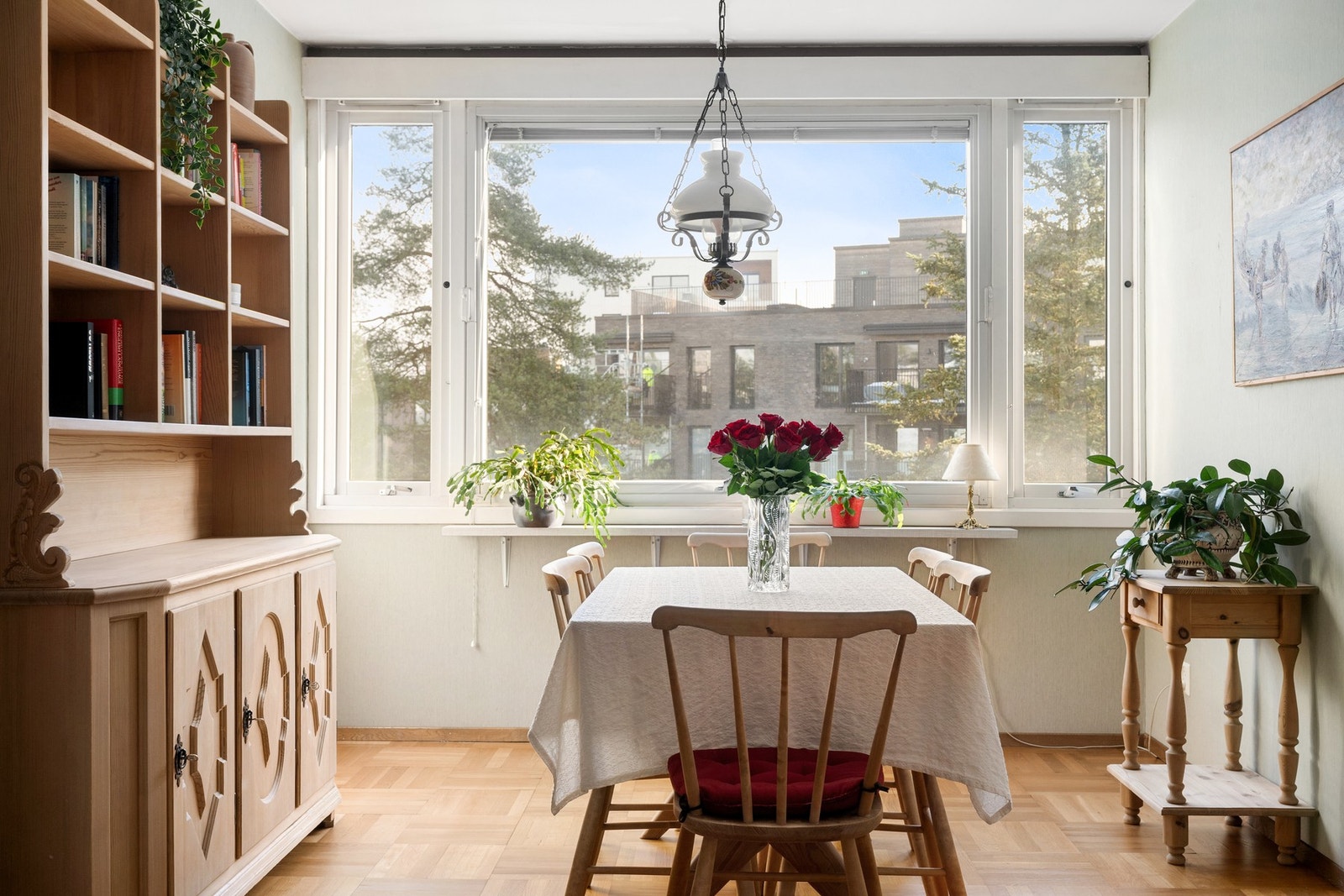 Store vindusflater gir godt lysinnslipp og en luftig følelse rundt spiseplassen. Galleribilde