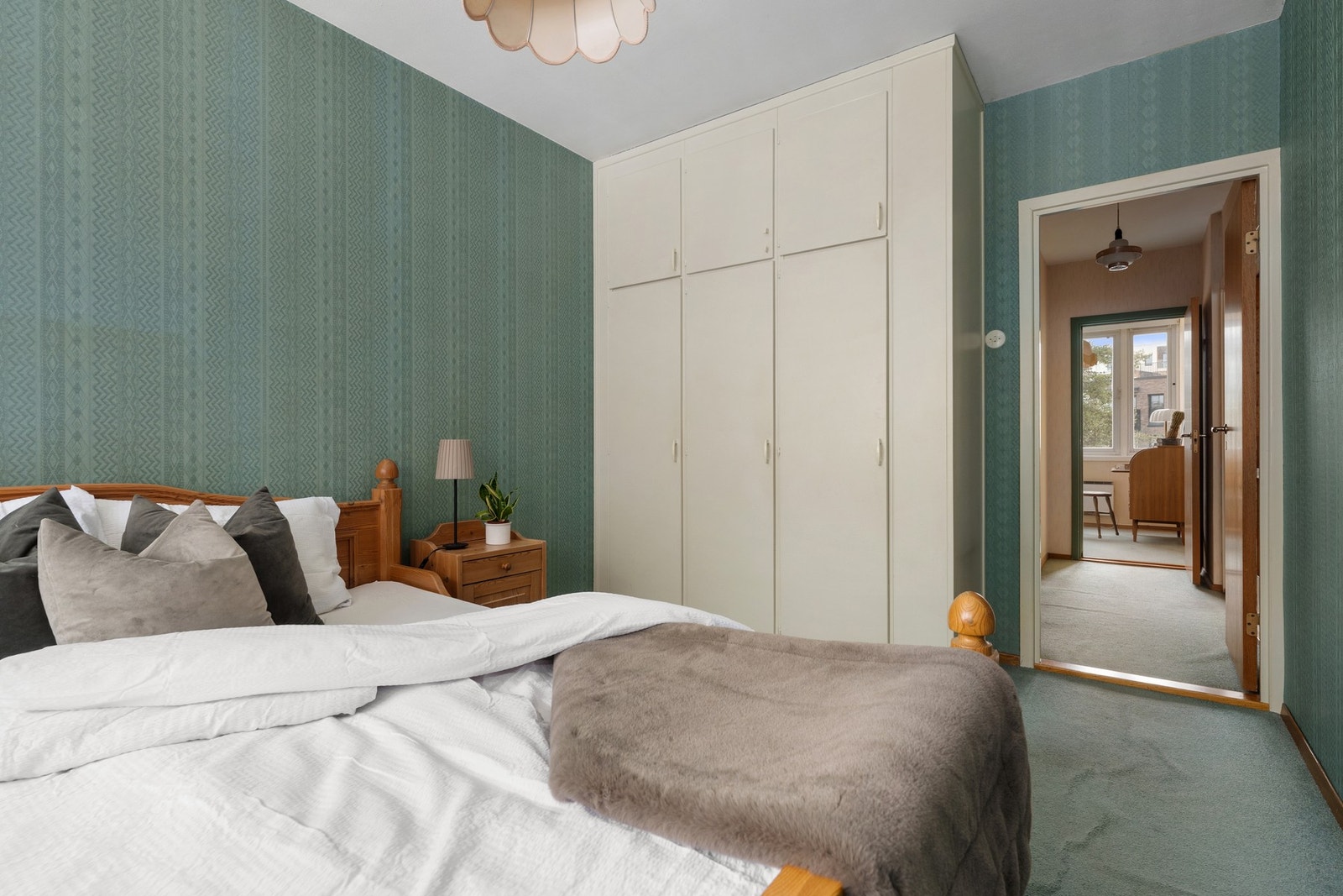 Originale, plassbygde garderobeskap gir rikelig med oppbevaring og kan enkelt oppgraderes ved behov. Galleribilde