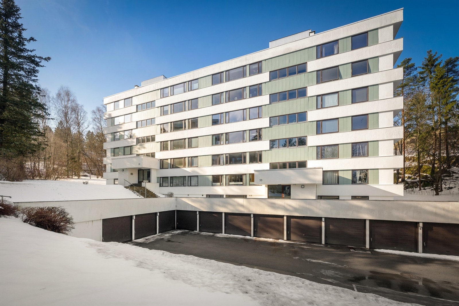 Garasjeplass medfølger, samt opsjon på kjøp av ytterligere én plass. Begge plassene har mulighet for elbillader. Galleribilde